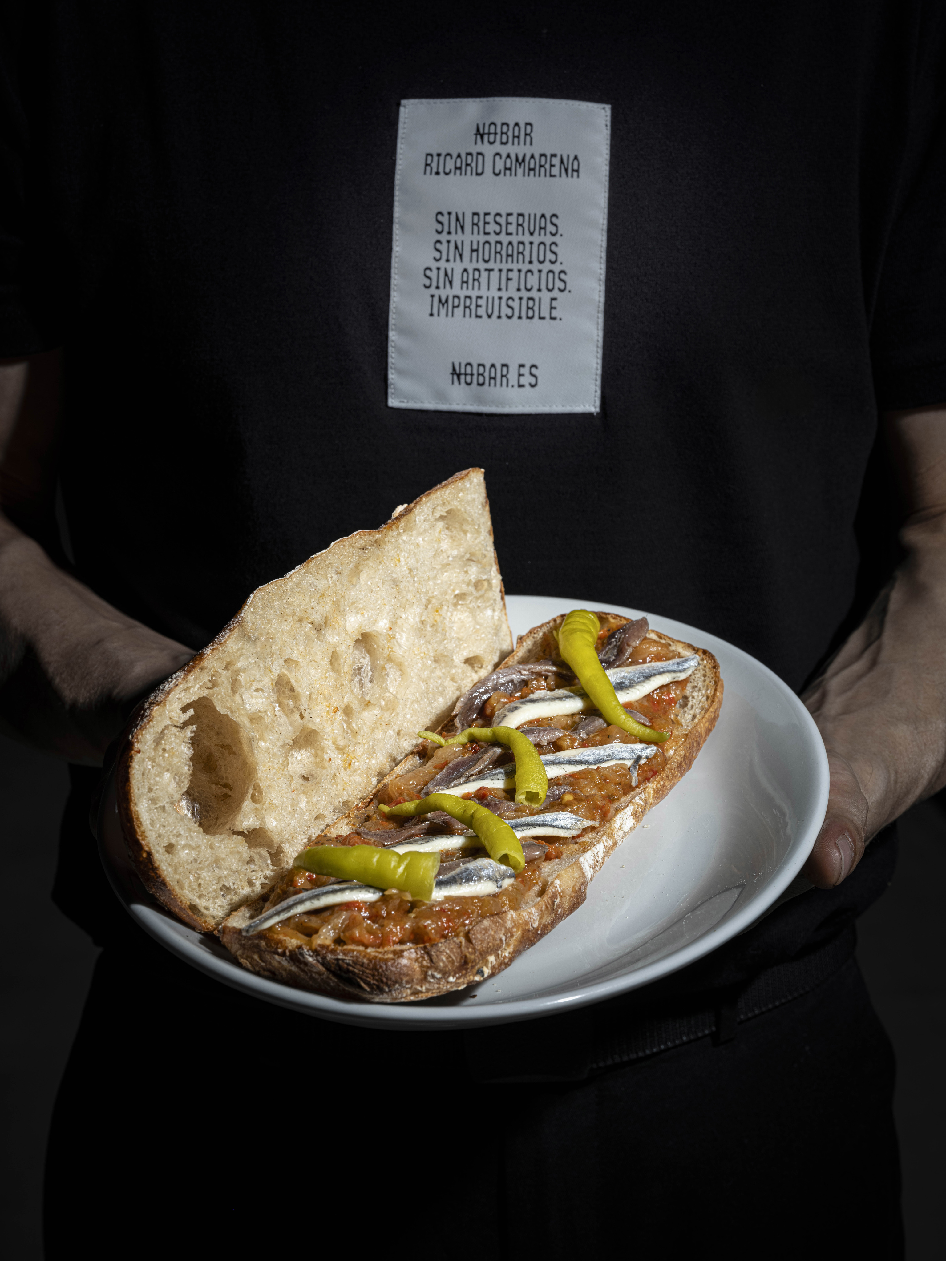 Ensaladilla y suculentos bocadillos, así se come en los tres locales informales en Valencia del dos estrellas Michelin Ricard Camarena