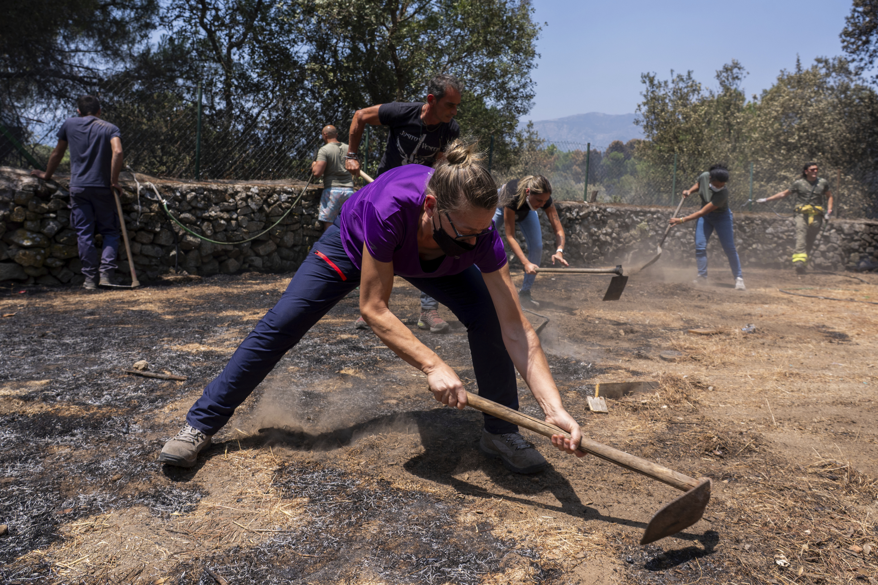 Con los 60 héroes de La Adrada que resistieron a las llamas para salvar su pueblo "con mangueras de jardín"