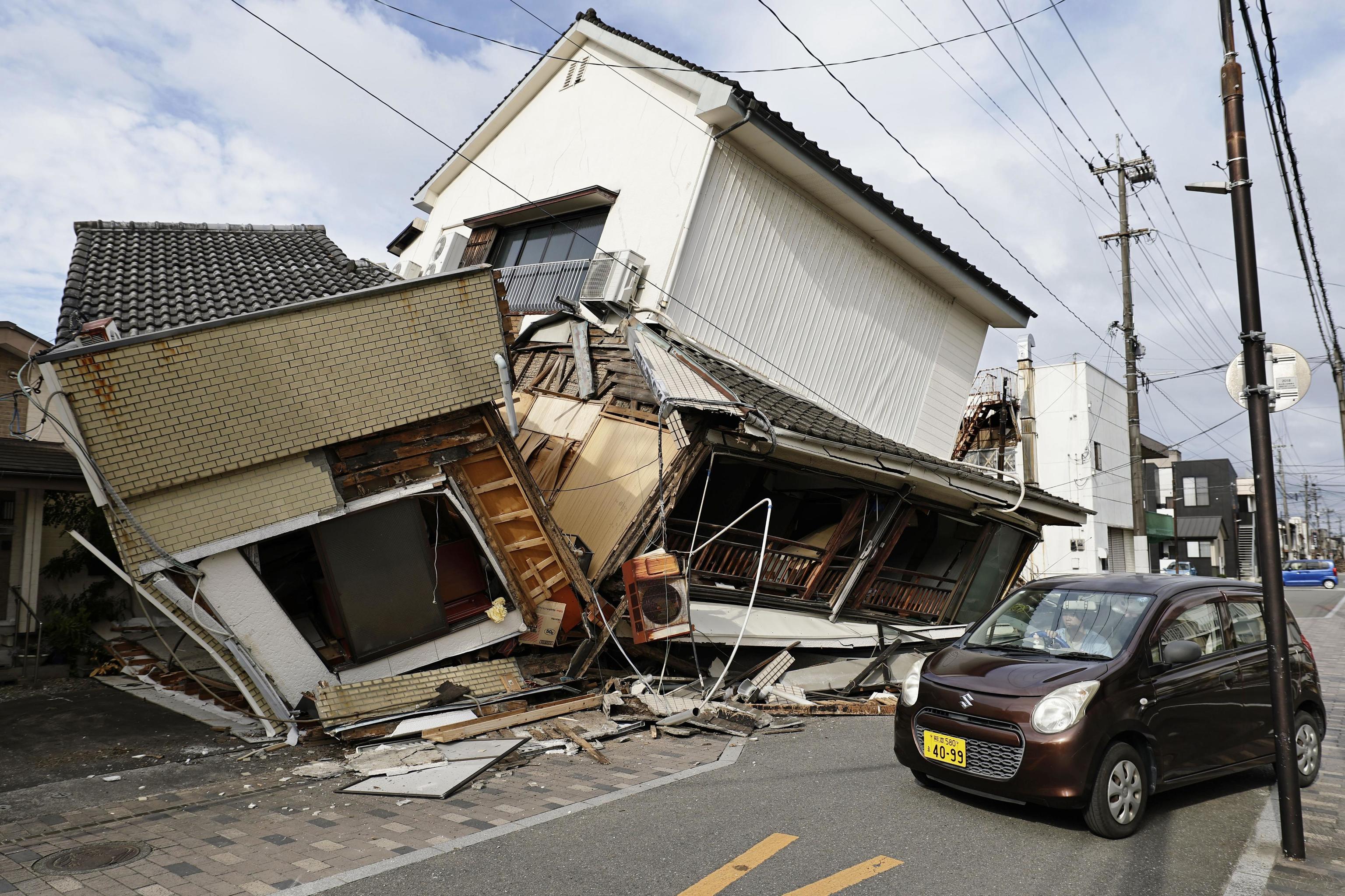 Aumenta el número de muertos por el terremoto en Japón mientras los equipos de rescate buscan a los desaparecidos