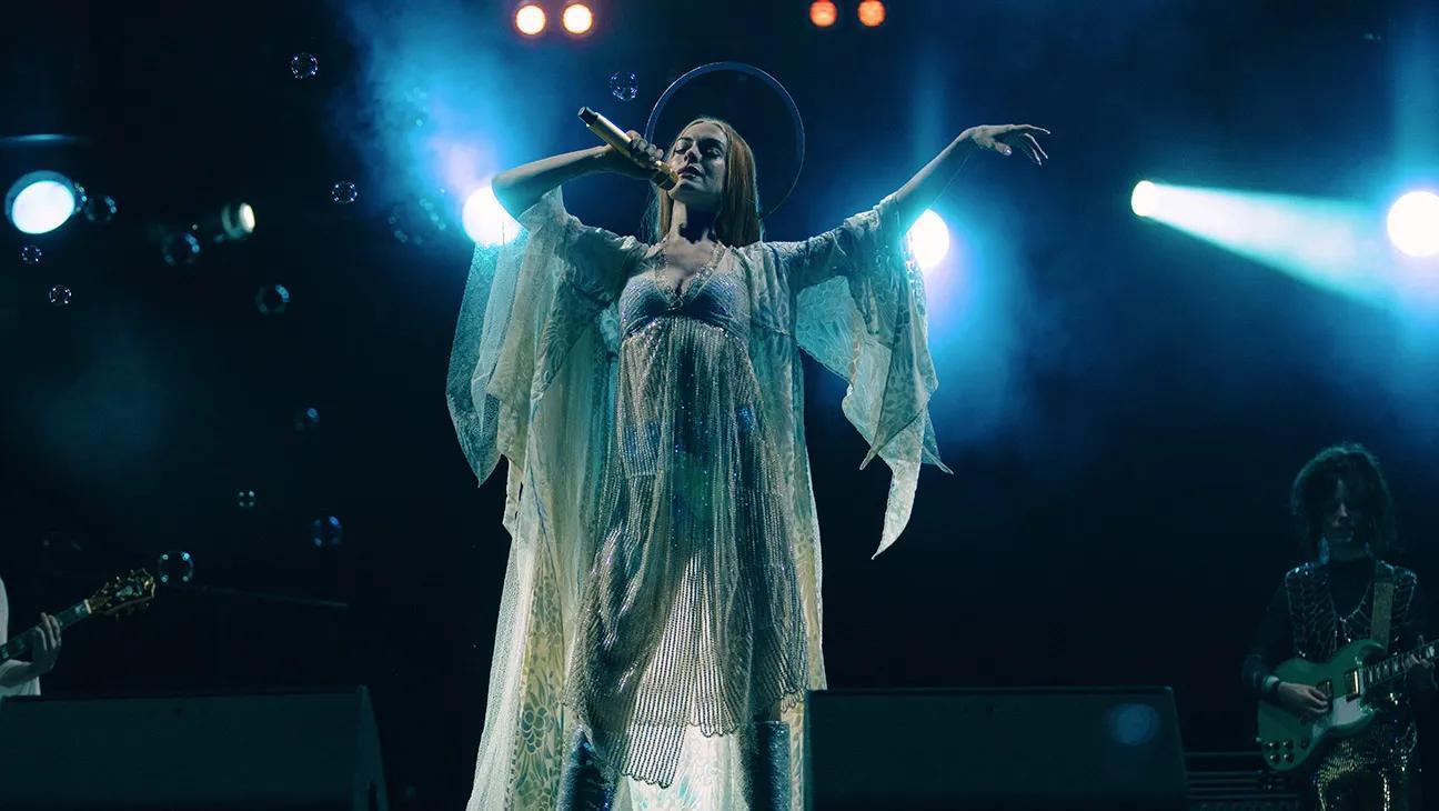 Mother Mary: Anne Hathaway se viste de diosa pop en un momumento a la pretenciosidad libre de marca (**)