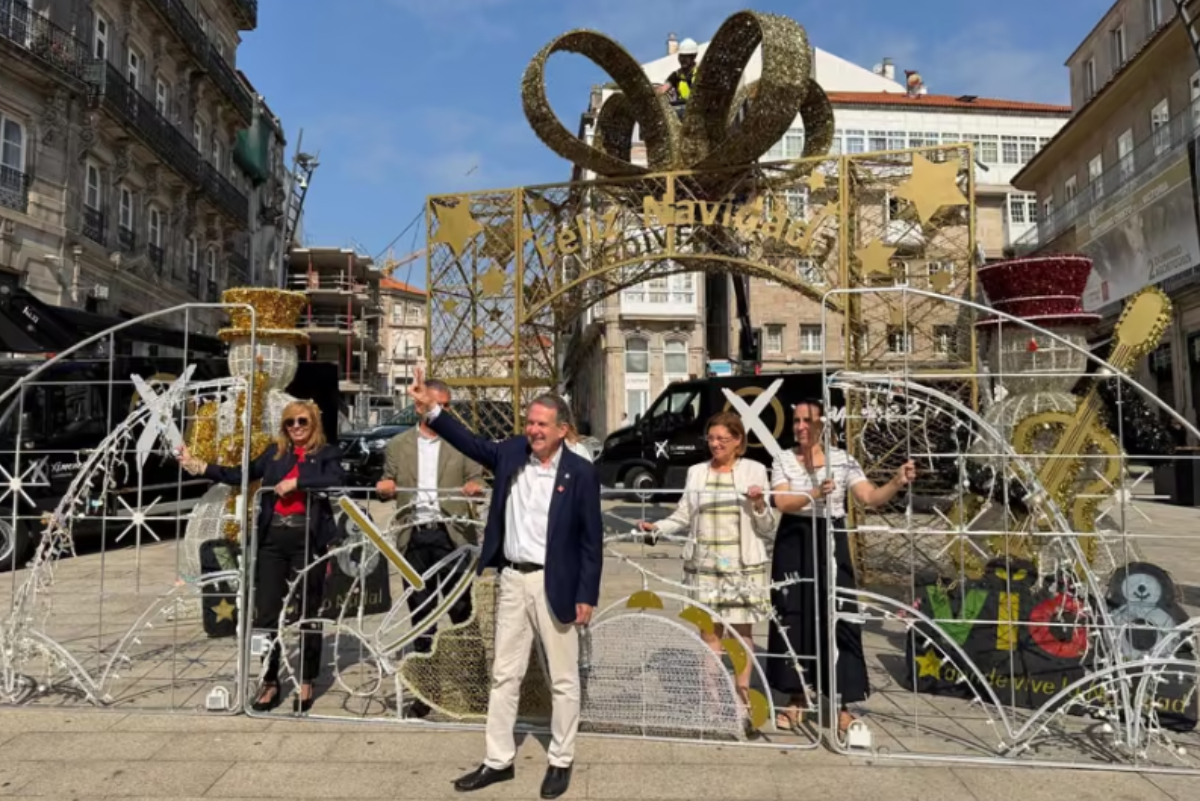 Vigo comienza el montaje de sus "12 millones" de luces de Navidad y Abel Caballero invita "a toda España a que venga"
