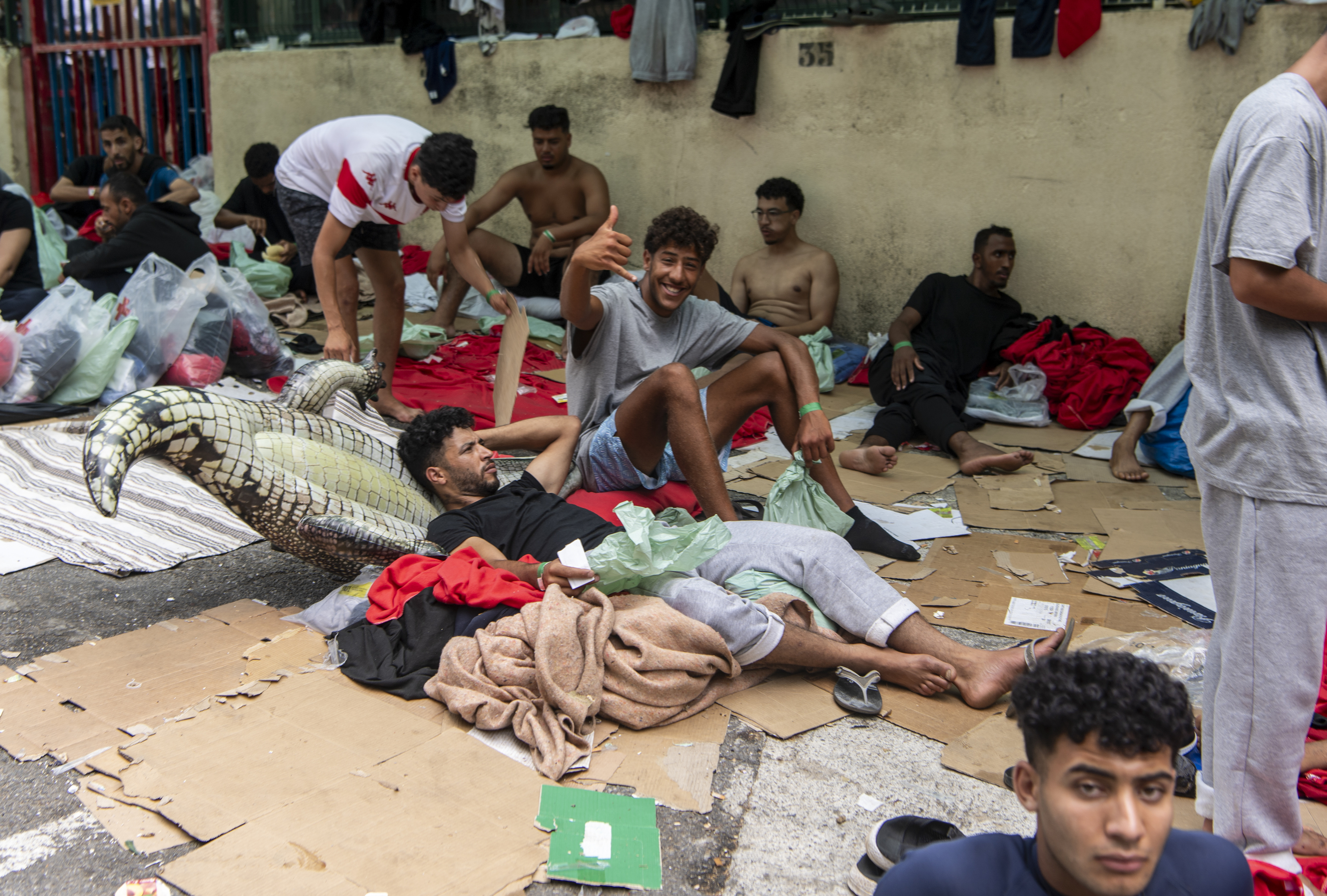 Las llegadas a nado desbordan Ceuta de inmigrantes magrebíes y colapsan su centro de extranjeros: "Es inevitable pensar que hay un 'efecto' llamada"