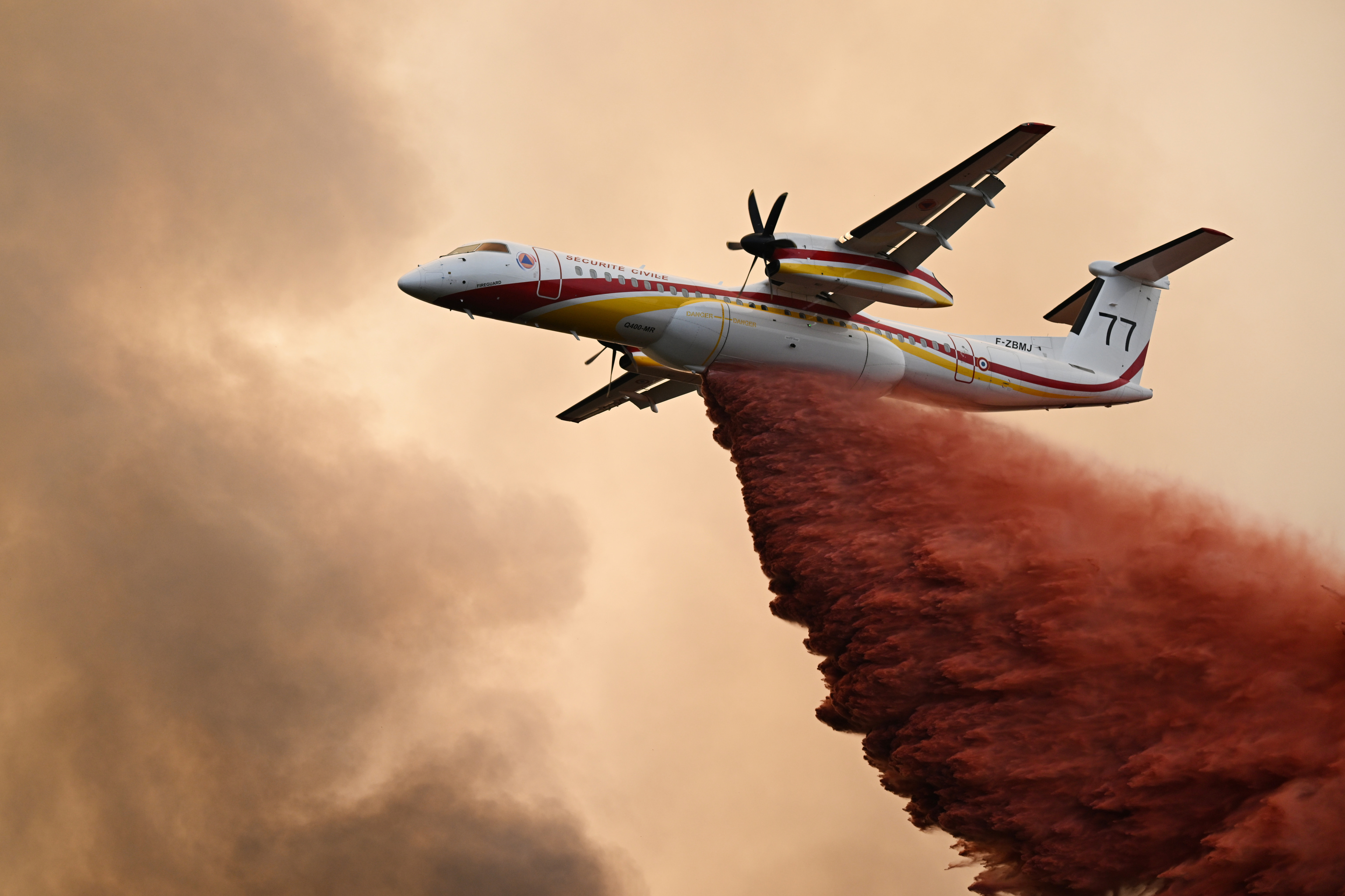Todo lo que hay que saber del retardante, el 'agua roja' que cada vez se usa en más incendios forestales