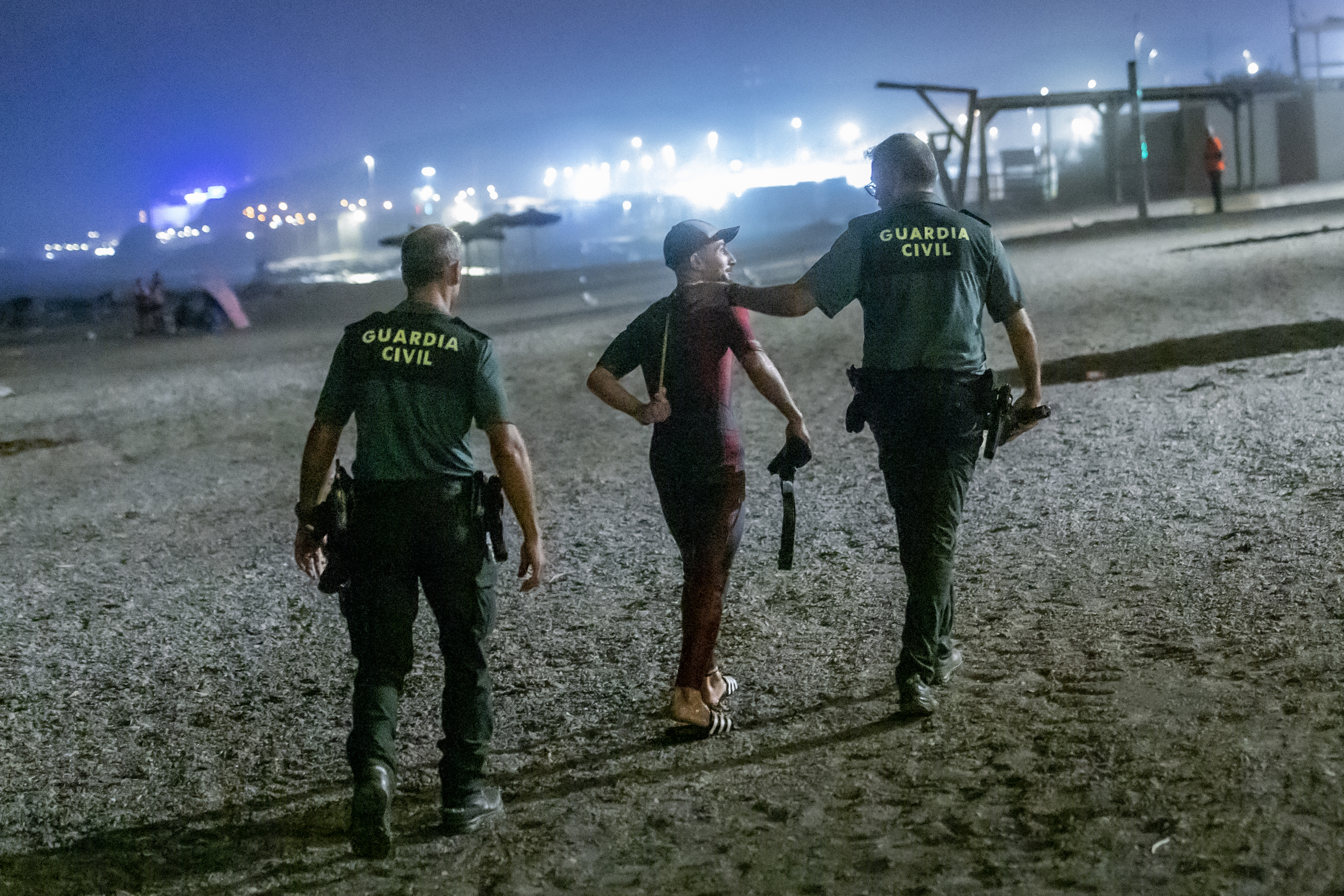 Los nadadores que han originado una nueva crisis migratoria en Ceuta: "Hay más de 3.000 personas esperando en las playas de Marruecos para cruzar"