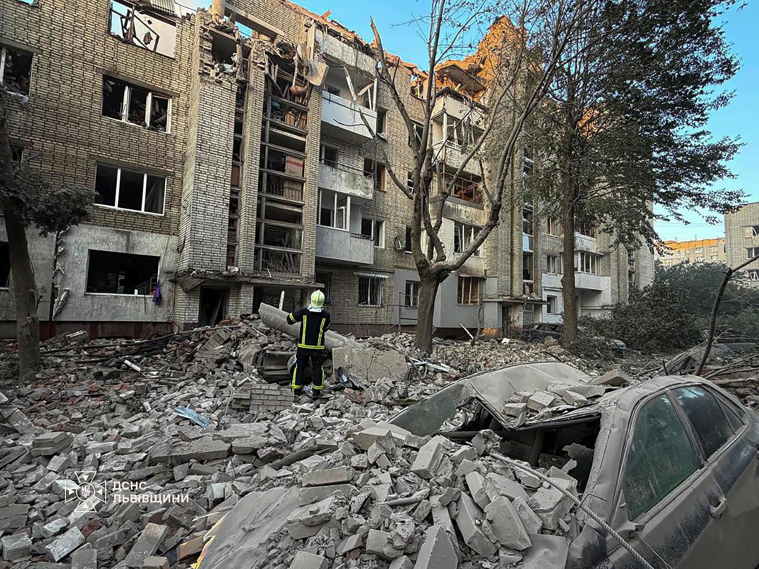 Una oleada de ataques rusos golpea Kiev, Dnipro y Leópolis dejando 13 muertos y moviliza a la aviación de Polonia
