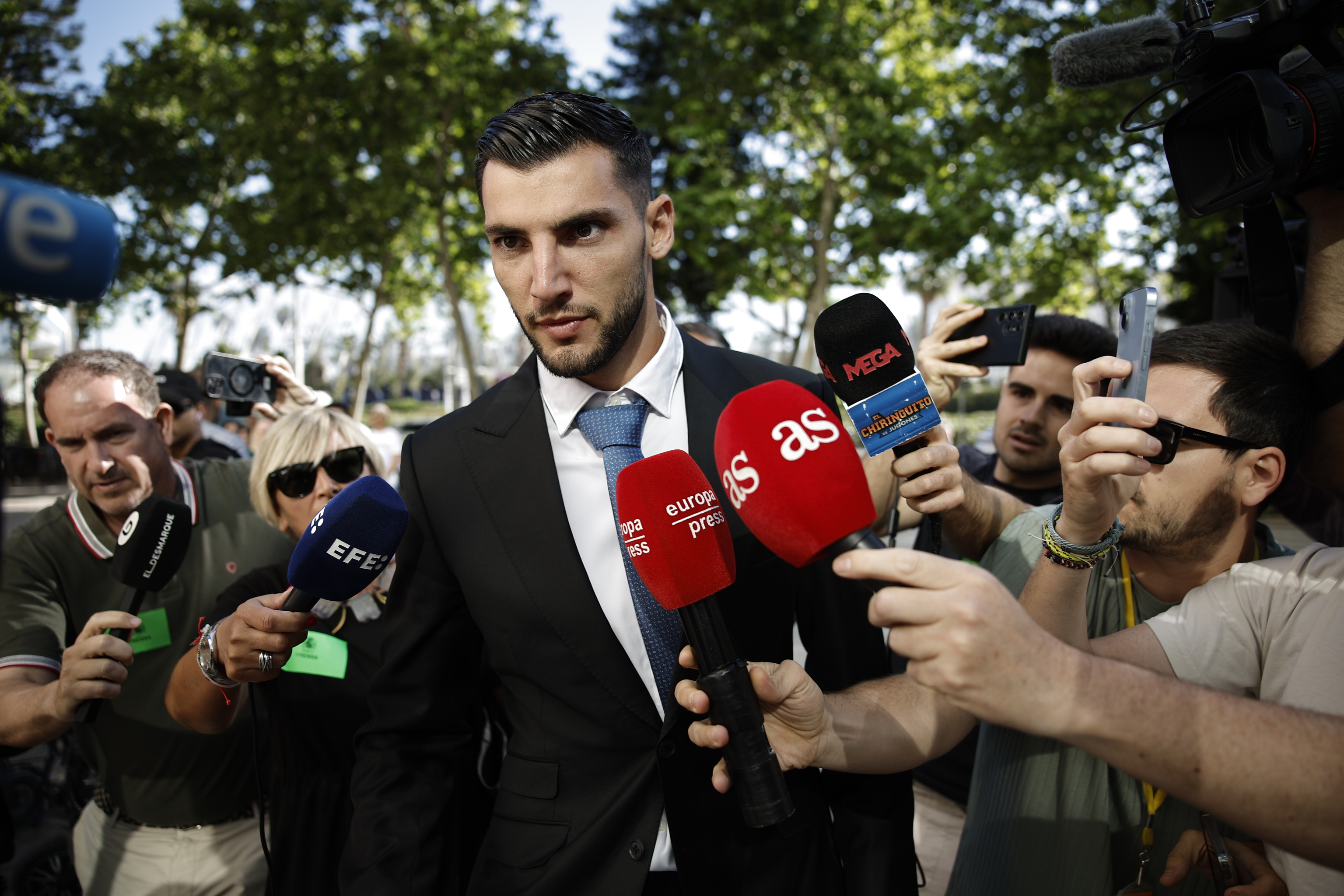 La Justicia autoriza a Rafa Mir a fichar por el Aris de Salónica tras ser condenado a ocho años y medio de prisión por agresión sexual