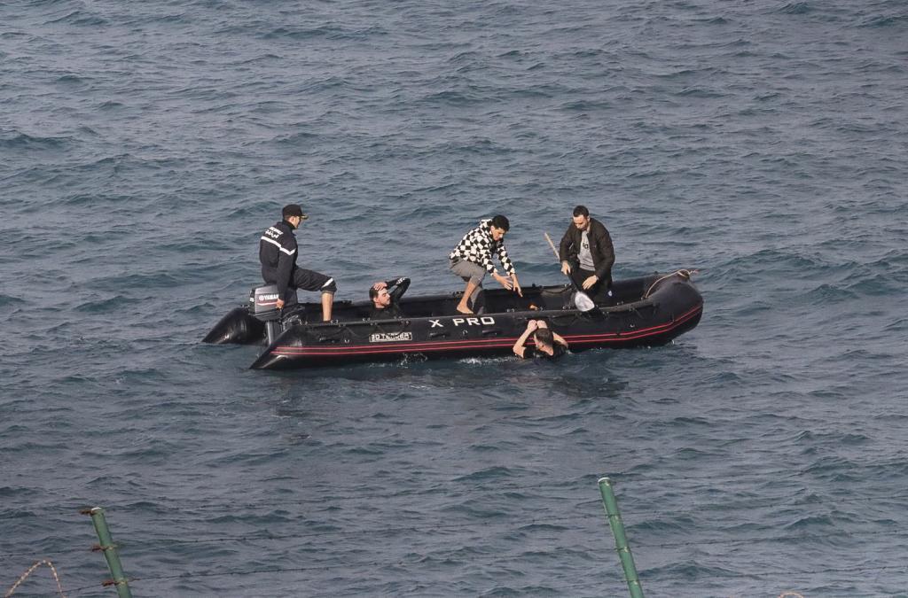Ceuta enfrenta un aluvión migratorio con 1.500 personas en solo días