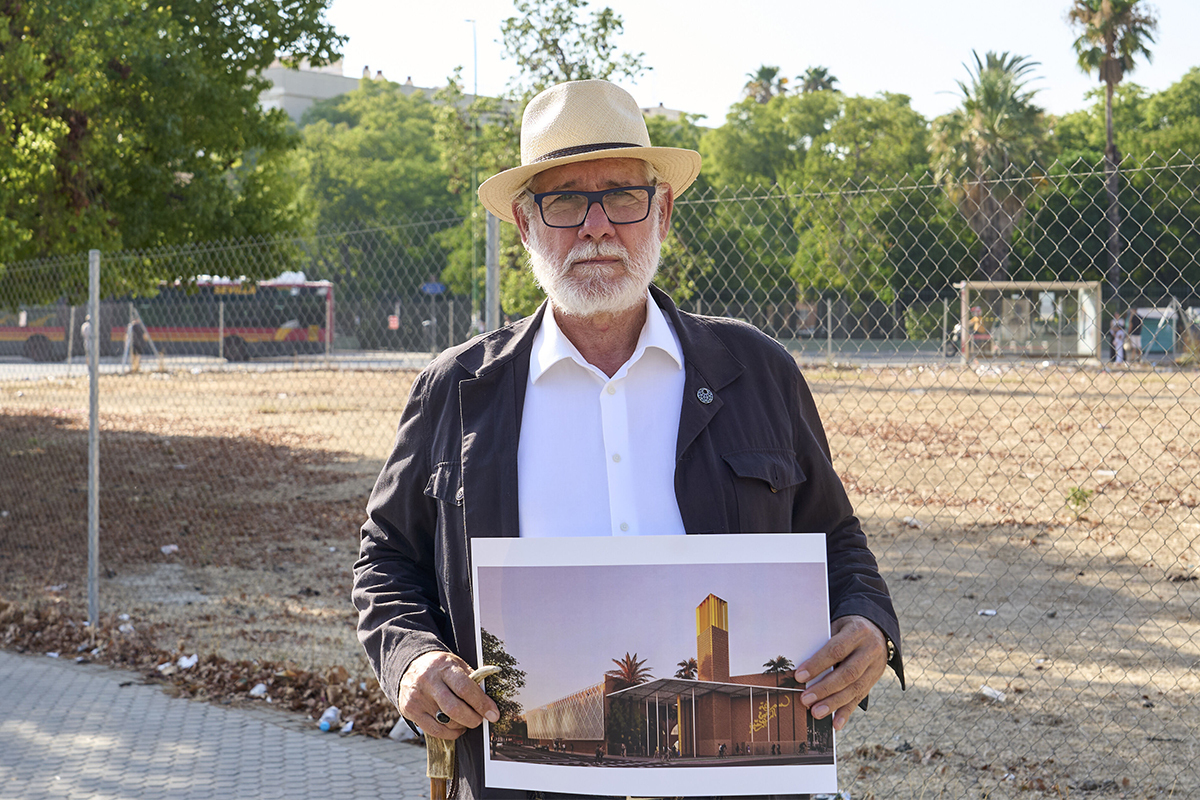 Los "cruzados" que arrojan patas de cerdo contra la gran mezquita de Sevilla por la que Jalid lleva veinte años luchando