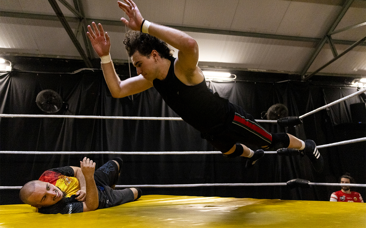 Una tarde en Lucharama, la cuna de las estrellas españolas del 'wrestling' en Carabanchel: "La gente piensa que todo es teatro, pero te haces daño de verdad"