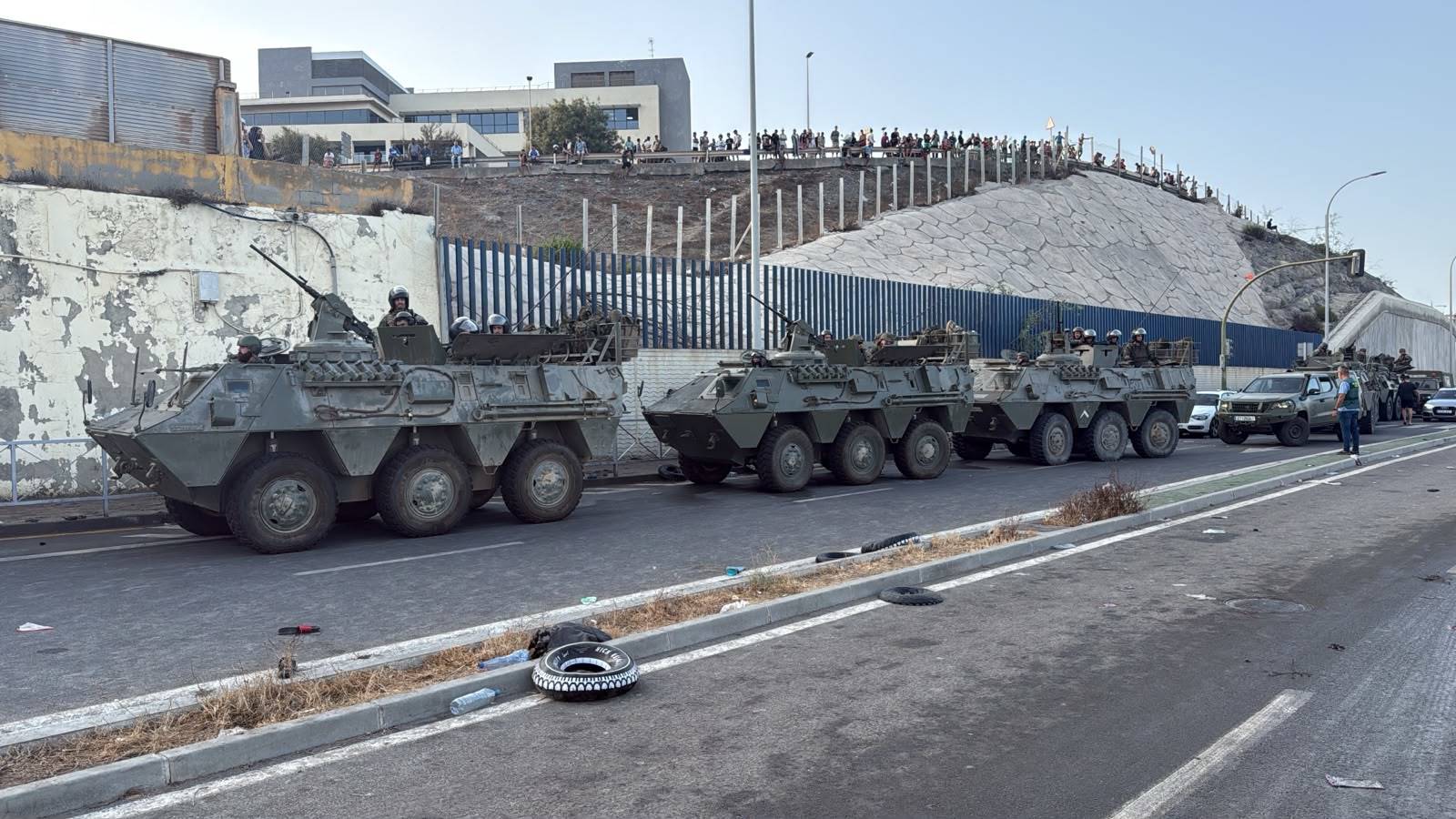 El Ejército interviene en Ceuta tras nueve horas de avalancha de migrantes: ya han cruzado la frontera unas 20.000 personas