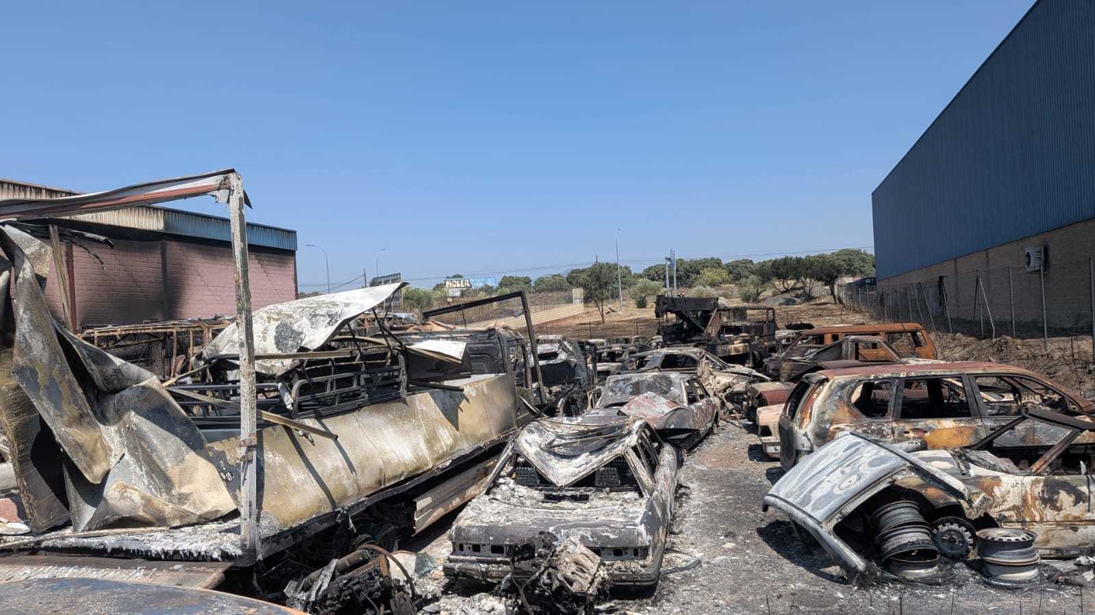 El incendio forestal de Madrid carboniza 120 coches de cine en Chapinería que se alquilaban para rodajes: "He perdido 700.000 euros y no sé si lo recuperaré"