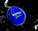 La crema de la lata azul de Nivea, a examen según una farmacéutica: "No sustituye al fotoprotector en ningún caso ni al aftersun, pero es especialmente útil para hidratar y suavizar la piel seca"