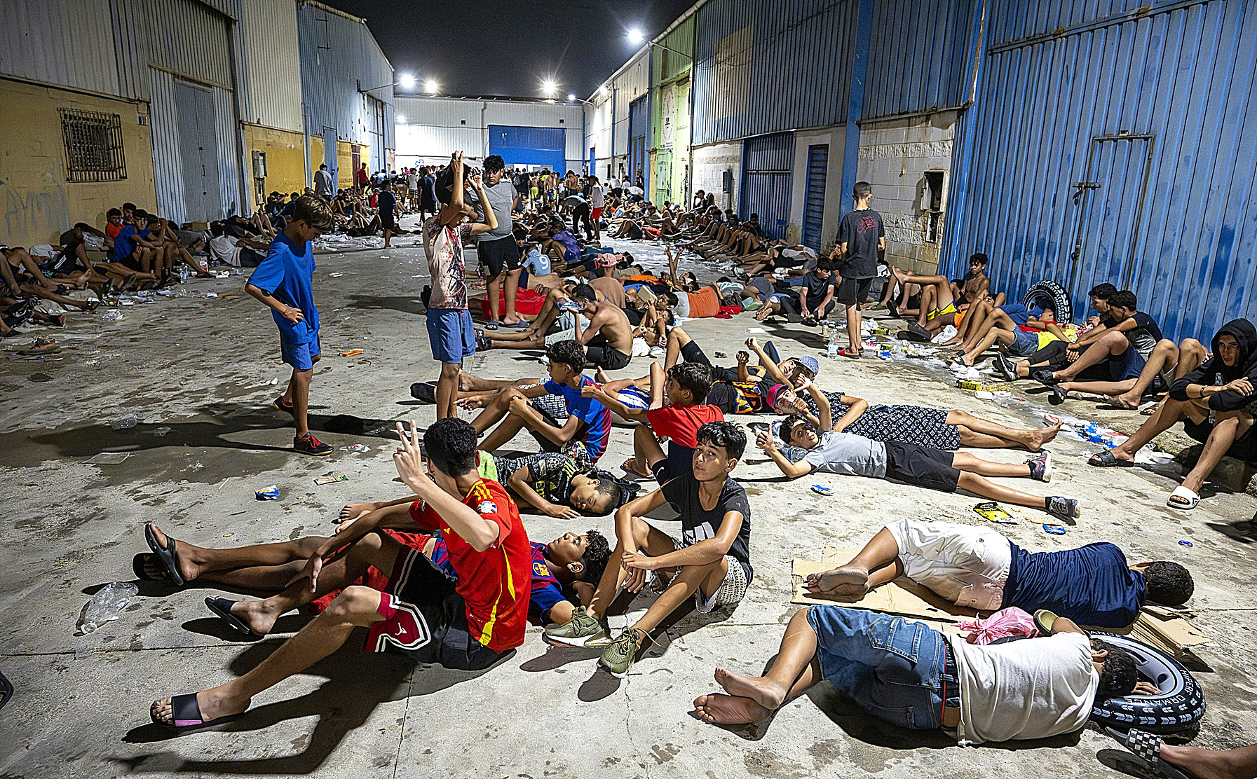 Tiendas cerradas en Ceuta, vecinos con miedo a salir y 7.000 menores en un limbo: "Han entrado dos inmigrantes y me he puesto nerviosa"