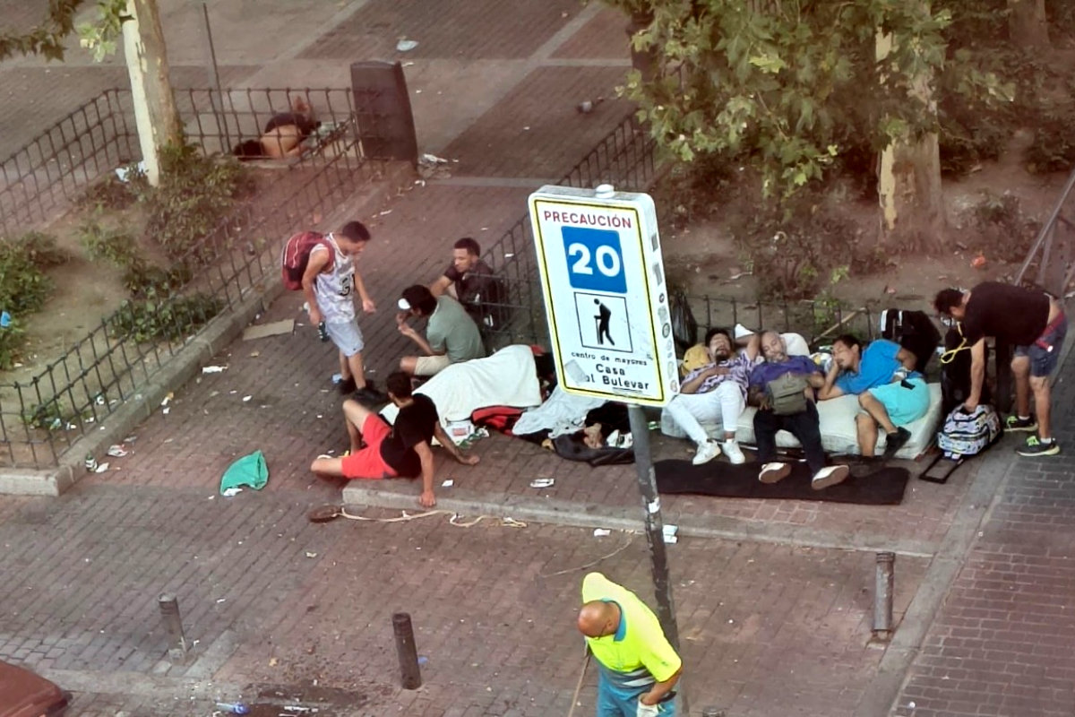 Toxicómanos sin techo, peleas y alcohol durante las 24 horas en el bulevar de Puente de Vallecas: "Estamos peor que en los años 80"