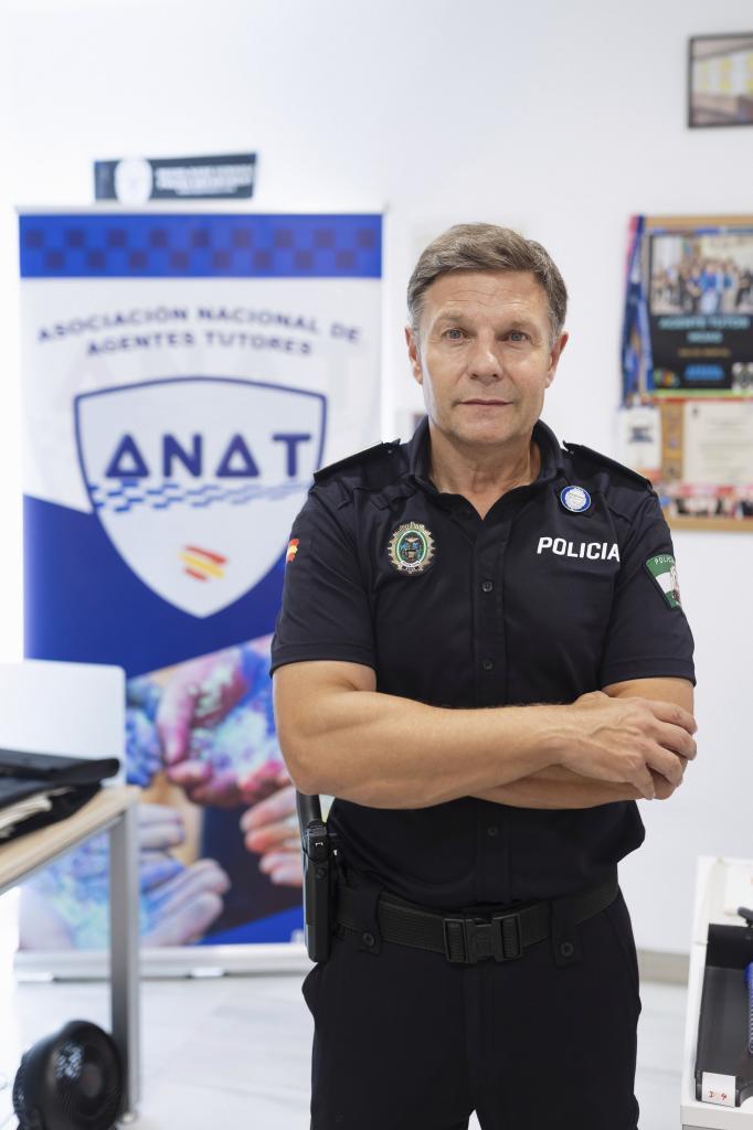 La "silenciosa" labor  de los agentes tutores para proteger la vida de los adolescentes: "Cuando hablas con naturalidad de temas tabúes como el suicidio los chavales se abren y te cuentan"