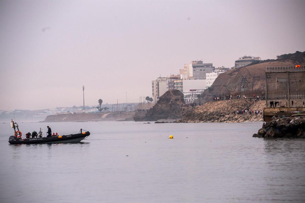 El Gobierno empieza a instalar barreras de contención en el espigón de Ceuta casi dos años después de la sentencia clave del 'efecto llamada'