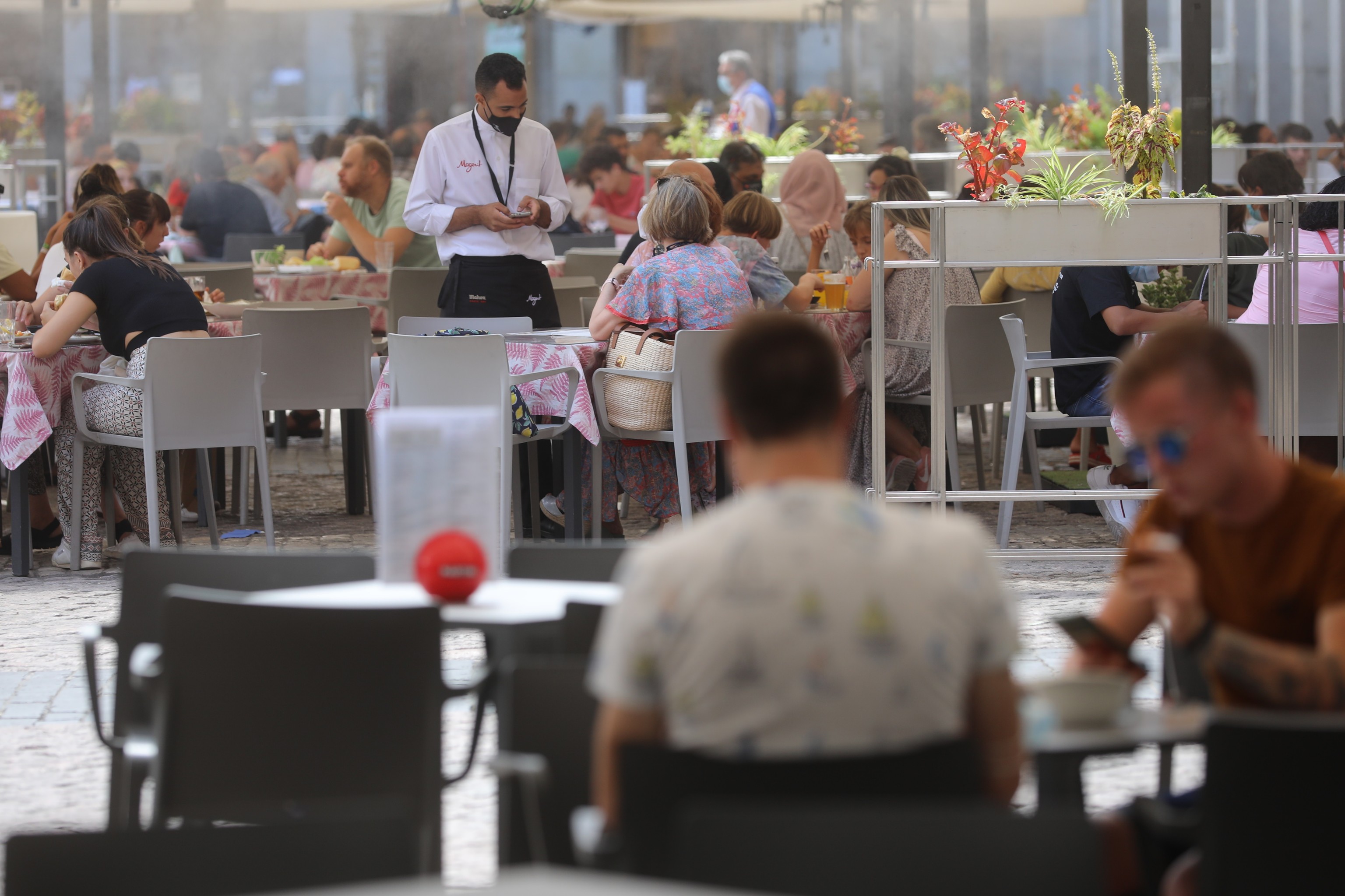La inflación redibuja el mapa de las vacaciones: los españoles ya gastan más en dormir que en comer fuera
