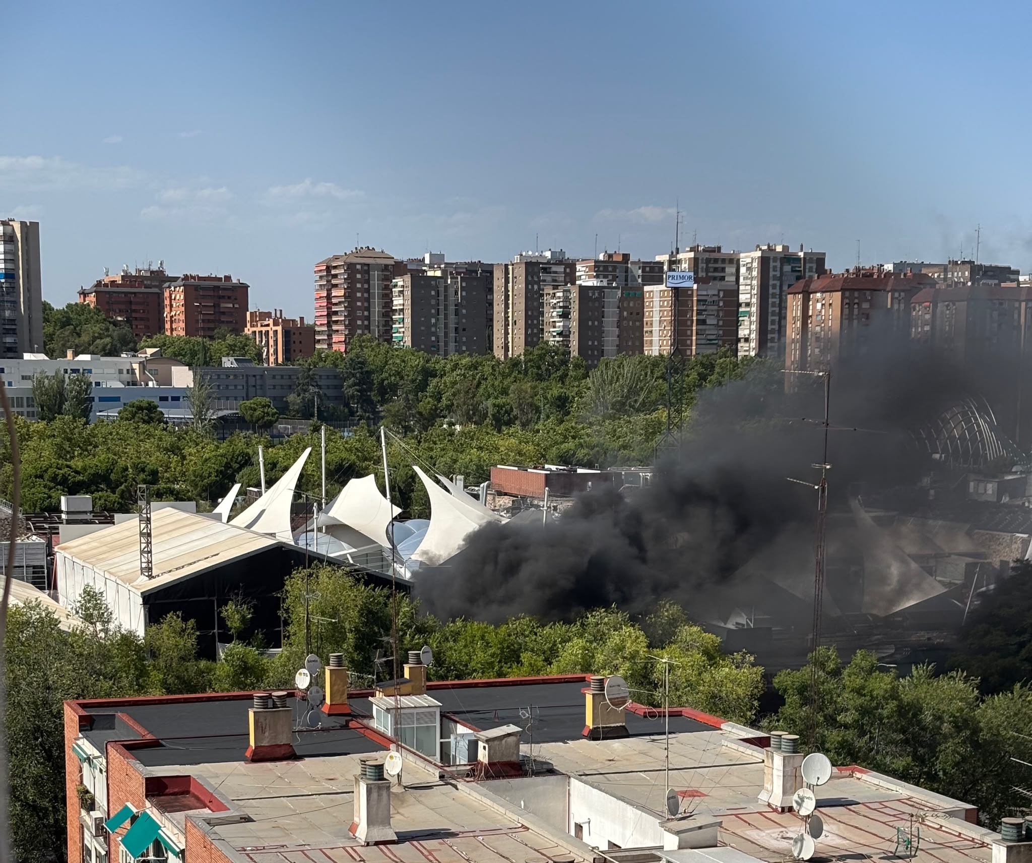 Desalojan el Centro Comercial La Vaguada en Madrid por un incendio que provoca un intoxicado leve y una gran columna de humo