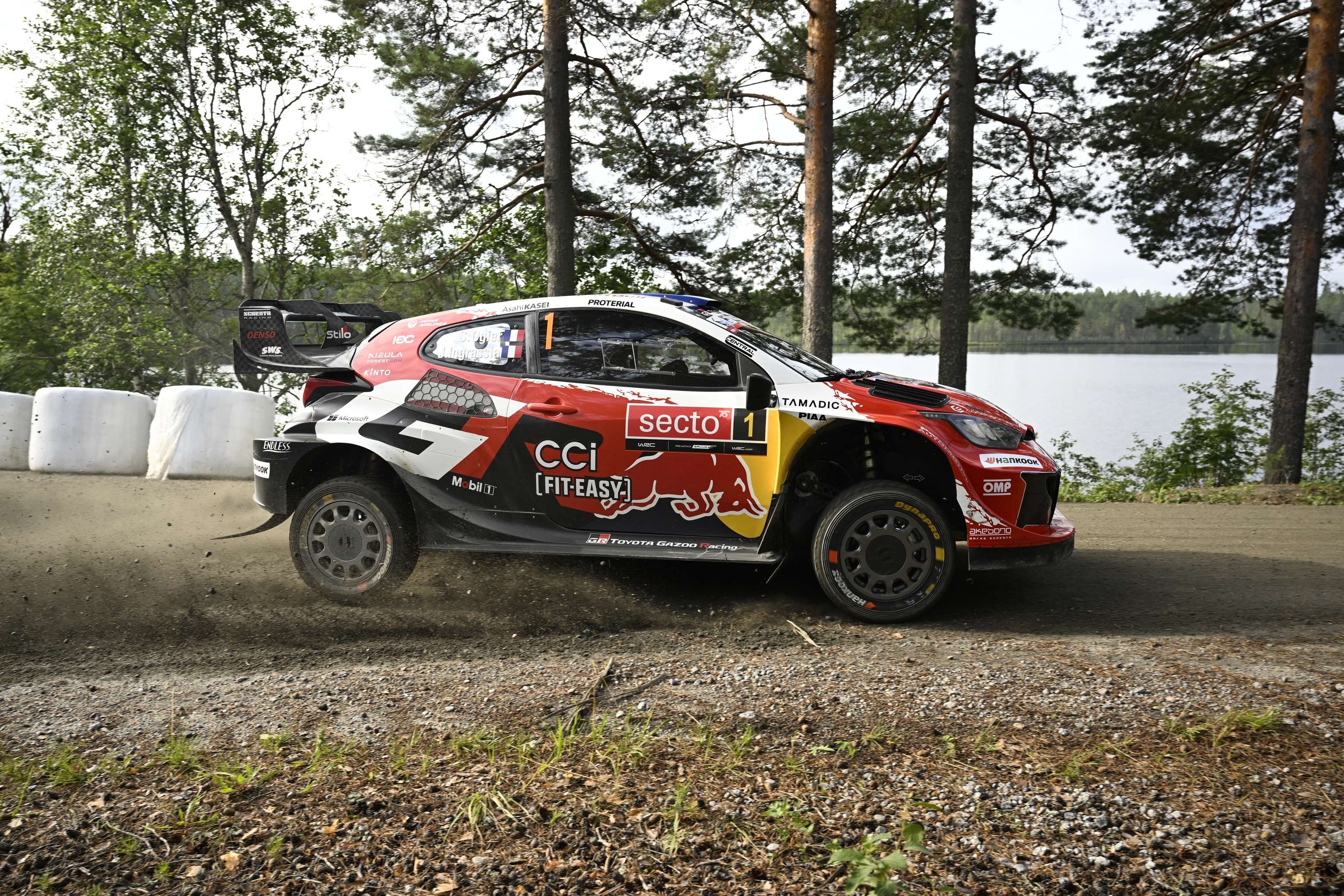 Ogier sufre un escalofriante accidente en el Rally de Finlandia que compromete su décimo título