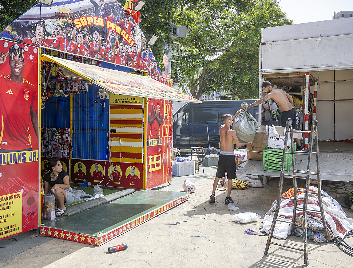Las otras víctimas de la crisis migratoria en Ceuta: Un centenar de feriantes "secuestrados" en una feria fantasma