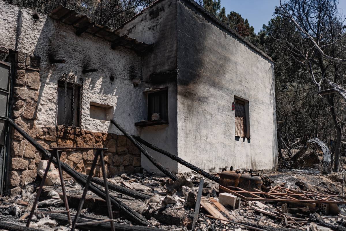 Evacuada una urbanización en La Adrada (Ávila) tras un rebrote del incendio de Burgohondo