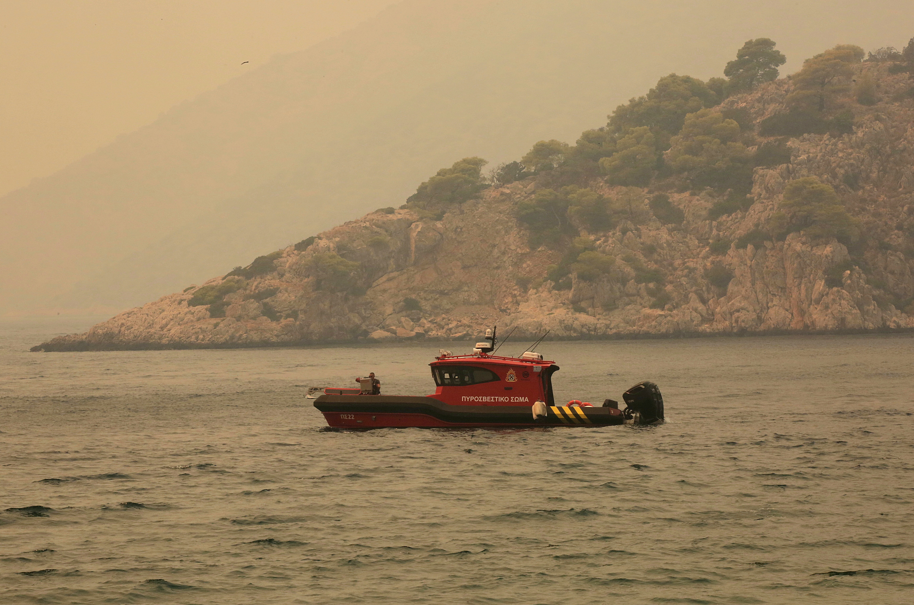 Dos helicópteros chocan mientras combatían un incendio en Grecia