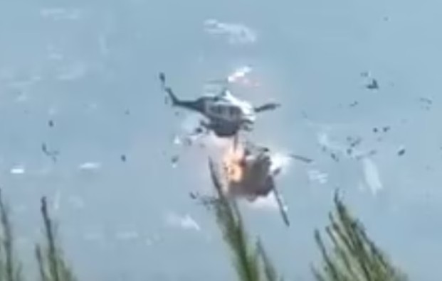 Mueren dos de los cuatro ocupantes rescatados de dos helicópteros que chocaron mientras combatían un grave incendio al oeste de Atenas
