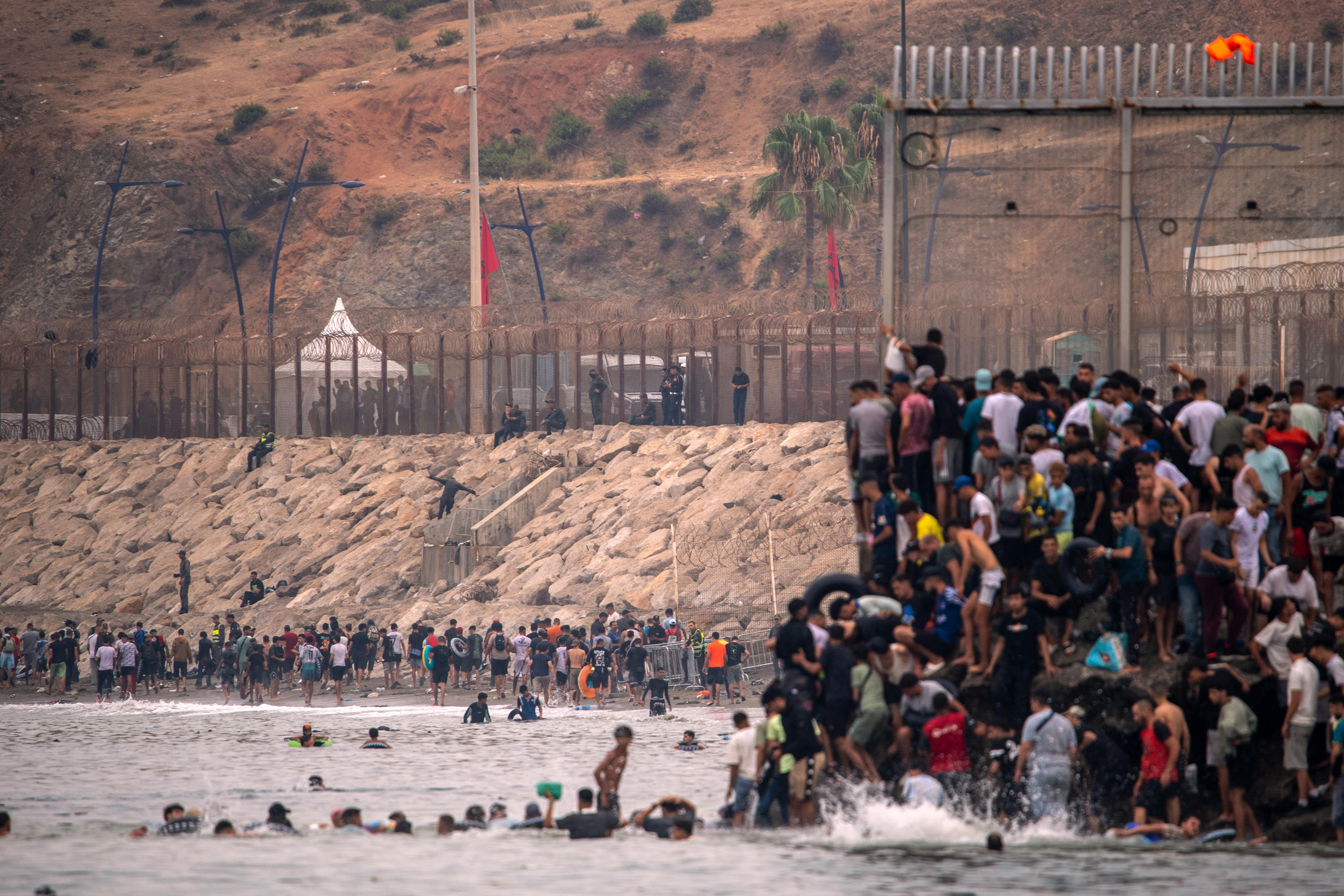 La avalancha de Ceuta abre una brecha entre Interior y Defensa mientras Sánchez y Marlaska tapan a Marruecos
