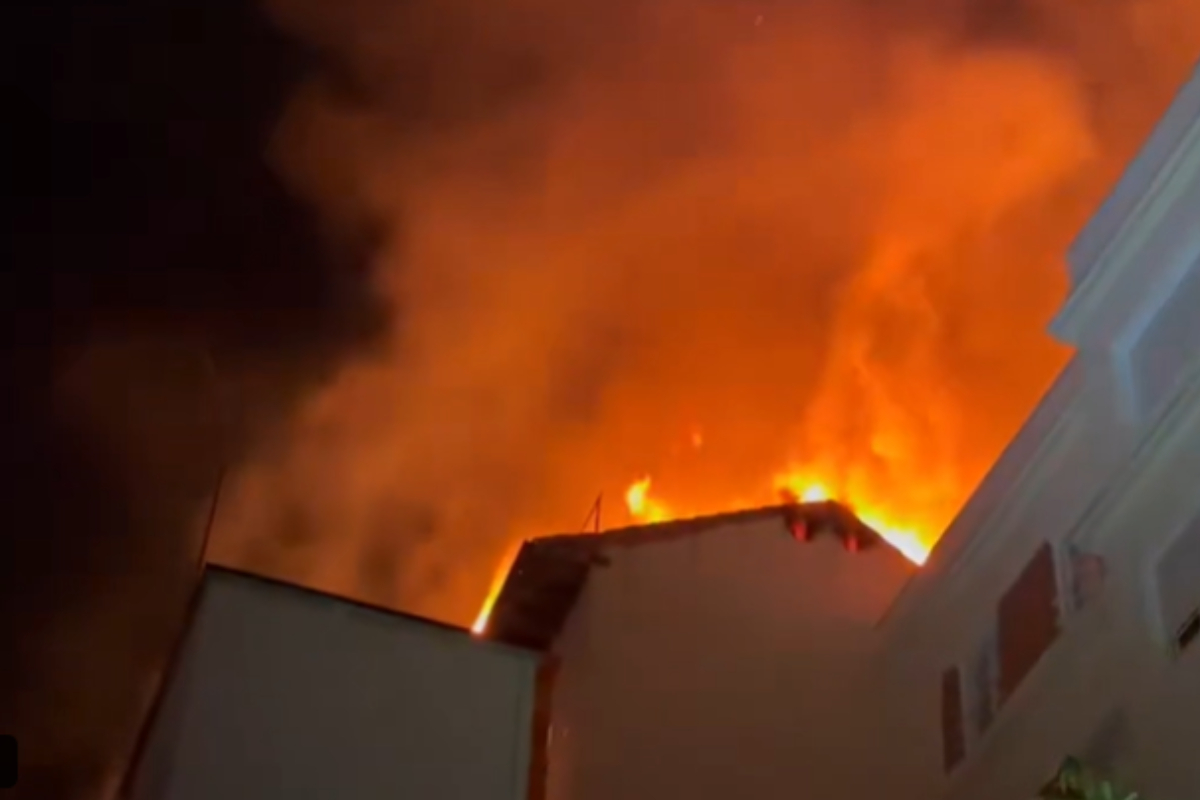 Un aparatoso incendio en un edificio de viviendas de  Chamberí provoca el colapso de la cubierta