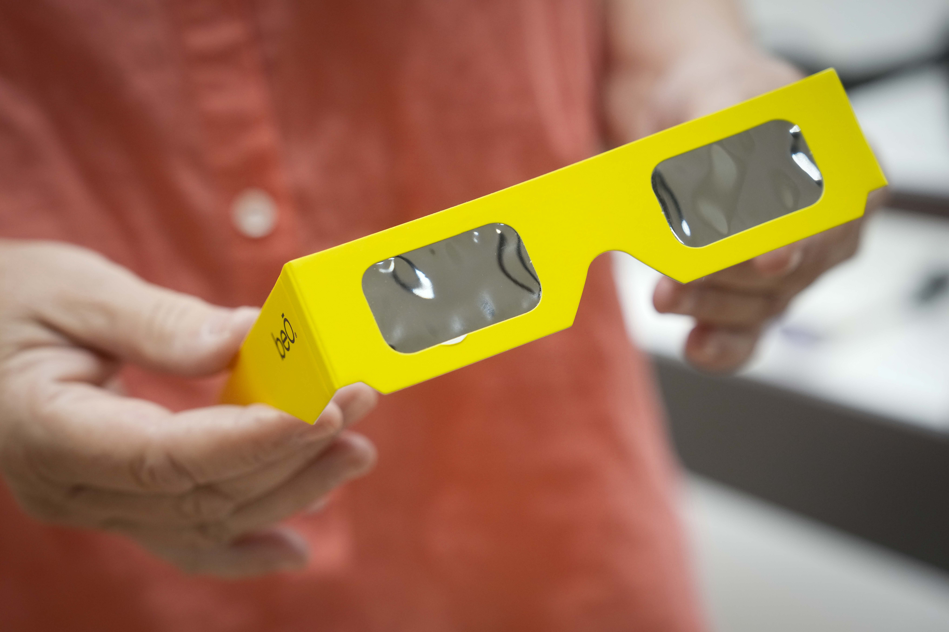 Gafas para el eclipse del 12 de agosto: la OCU aclara qué modelos son los únicos seguros