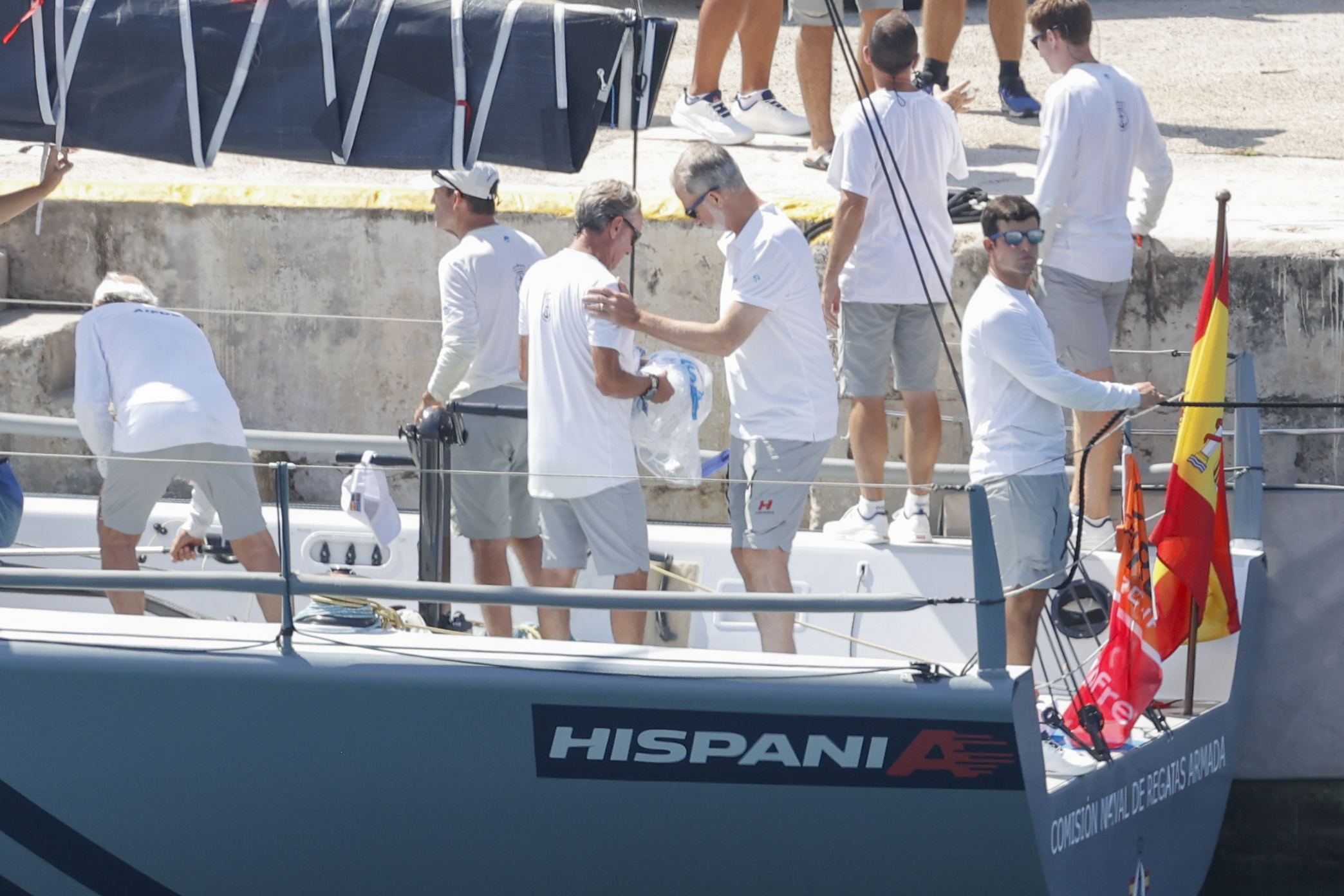 Felipe VI se estrena en el timón del 'Hispania', el nuevo velero de la Armada con el que quiere conquistar la Copa del Rey
