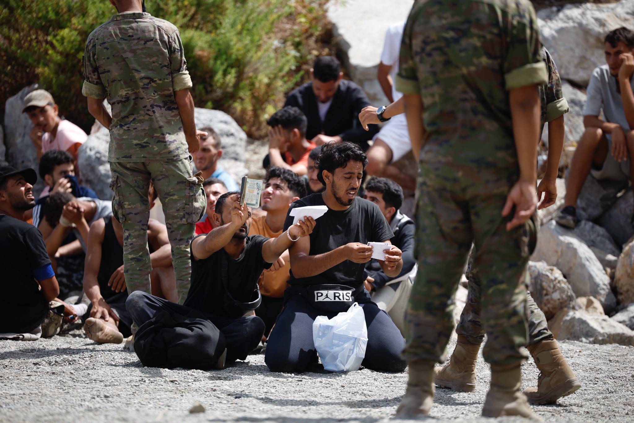 La Legión detiene y concentra a grupos de inmigrantes en Ceuta para deportarlos: "Te podría mentir, pero los llevamos a la frontera"