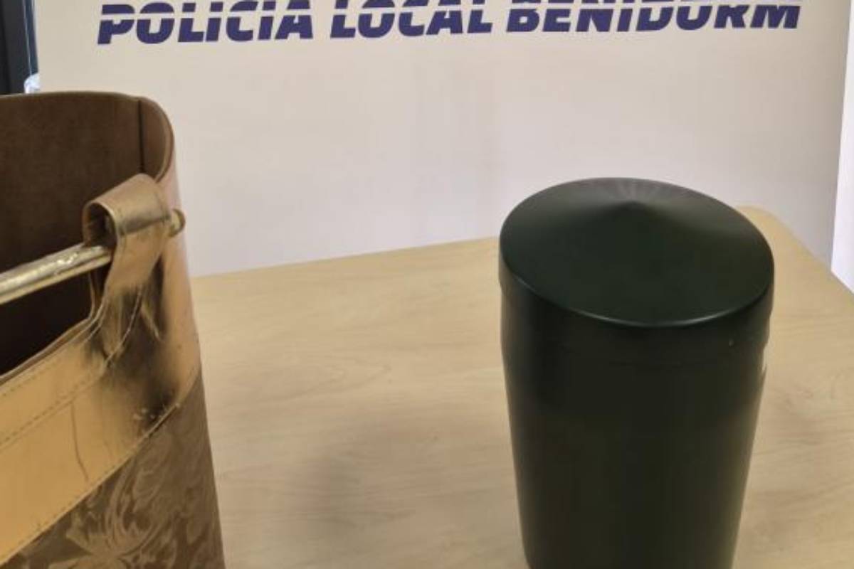 La Policía de Benidorm busca al dueño de una urna funeraria olvidada en la taquilla de un supermercado