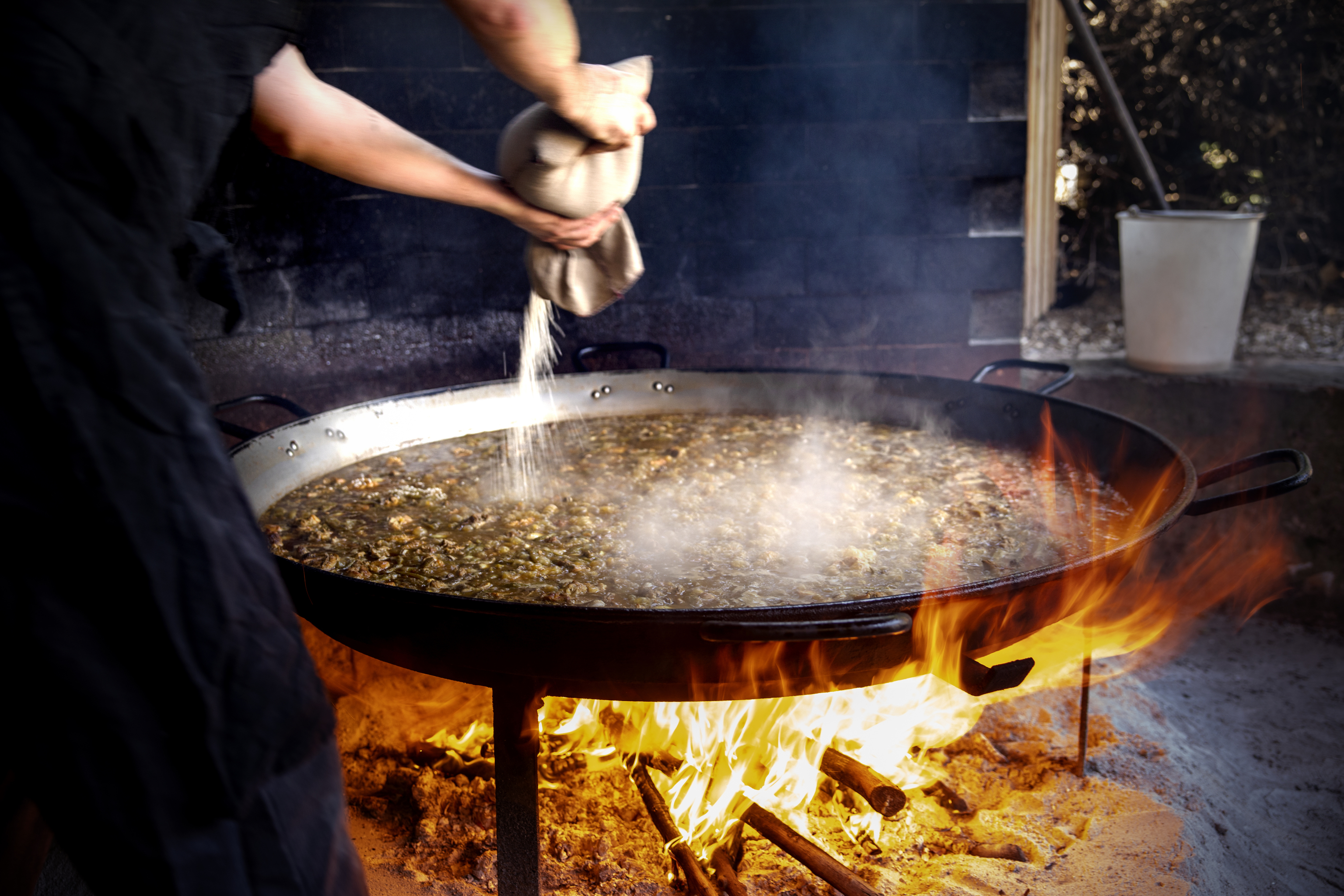 Las dos Españas también existen en verano: paella para quienes votan a PP y Vox y barbacoa para los del PSOE