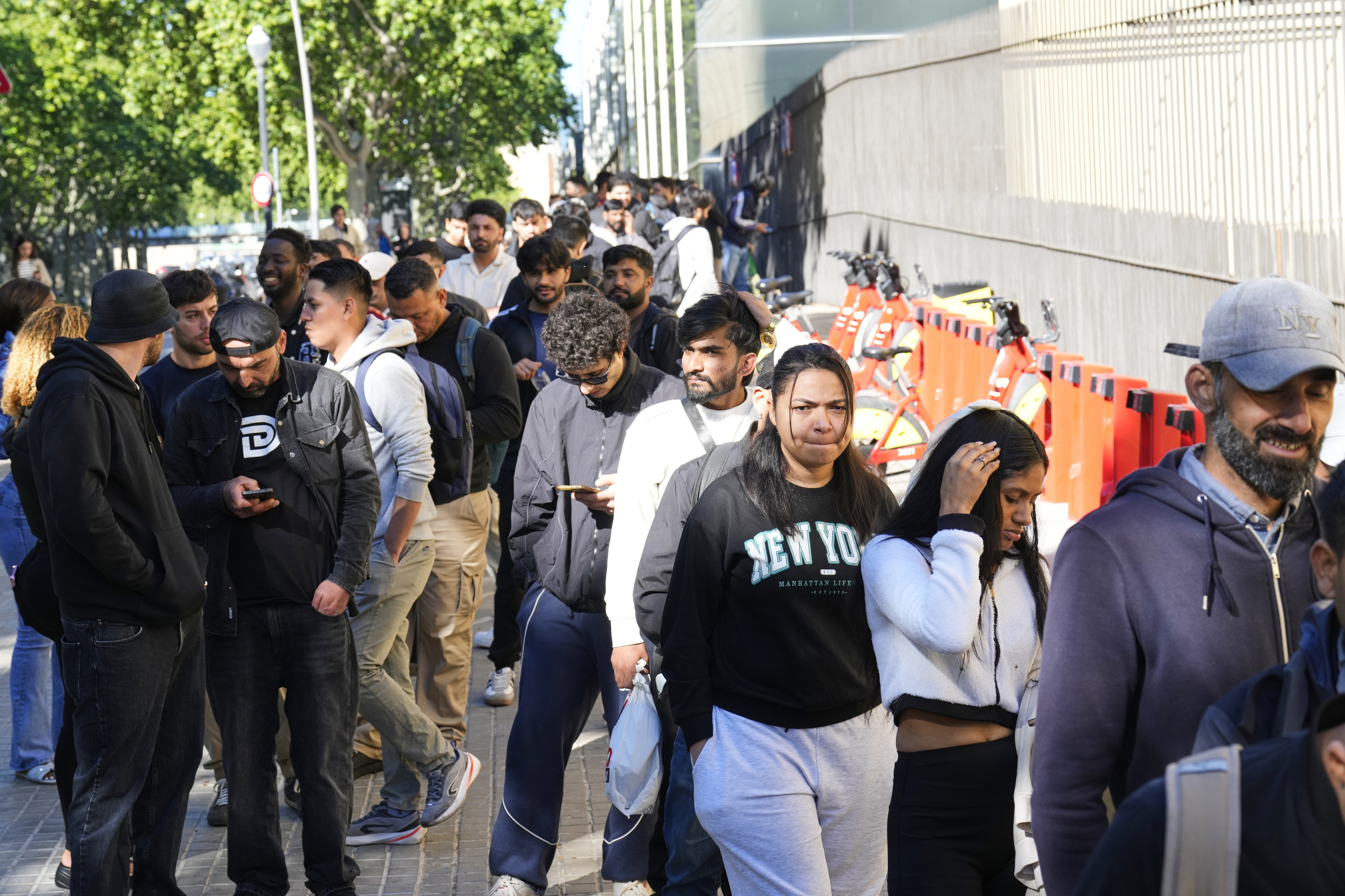 El empleo crece en julio solo por los extranjeros y la regularización impulsa la mayor subida del paro desde el inicio de la crisis de 2008
