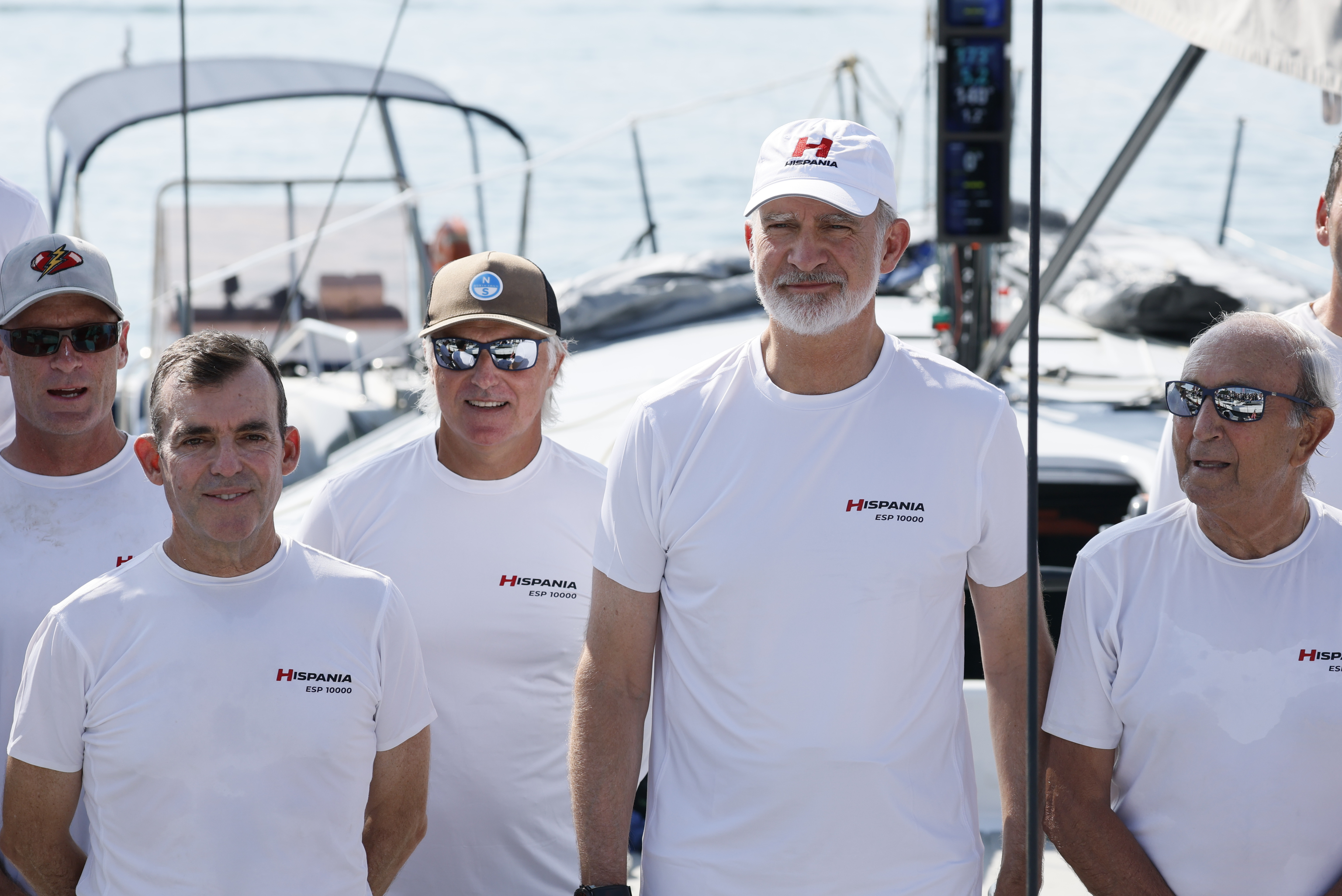 La emoción precede a la regata: Felipe VI homenajea a dos amigos de la vela antes de salir al mar