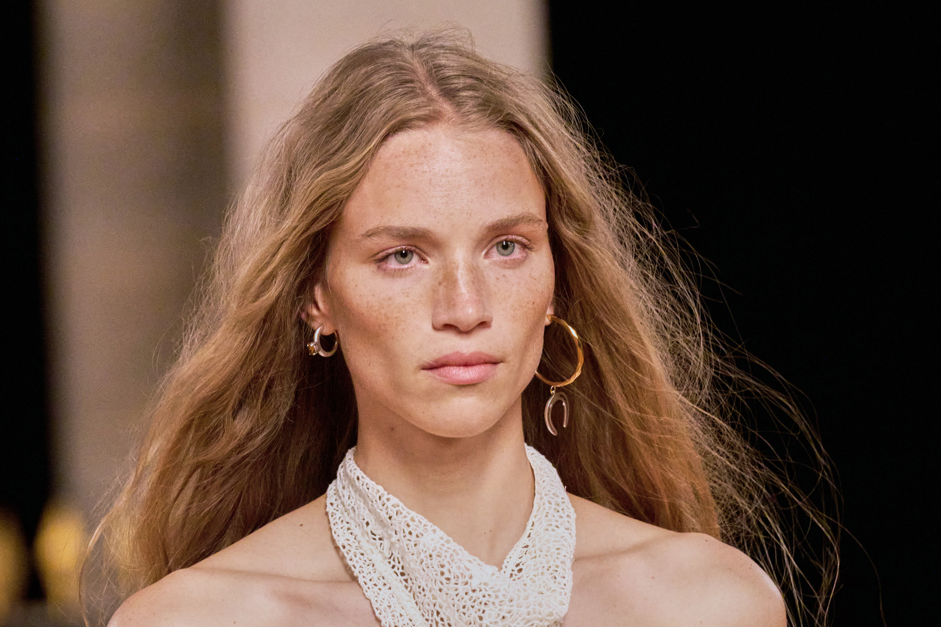 La coleta bob, las ondas surferas en clave 2026 y los labios efecto boca mordida: 6 peinados y maquillajes para las noches de agosto, sencillos y en tendencia