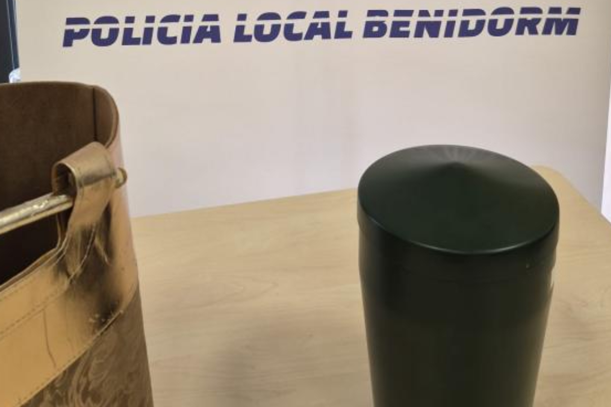 La familia que dejó una urna funeraria en una taquilla de un supermercado en Benidorm lo hizo porque estaba de obras en casa