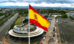 Una 'súperbandera' de 18 pisos y vigilada por la Aemet para coronar la Fórmula 1 en Madring: "Es como izar la vela de un barco"
