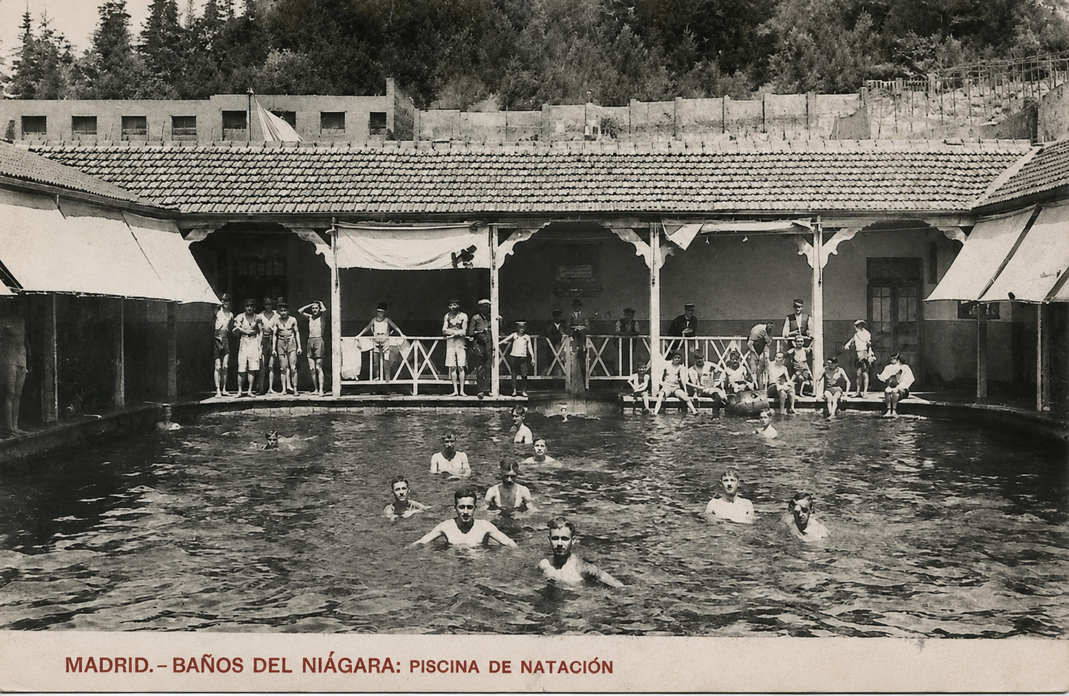 La historia secreta de la Cuesta de San Vicente: la primera piscina cubierta de Madrid sepultada bajo el Hotel Príncipe Pío