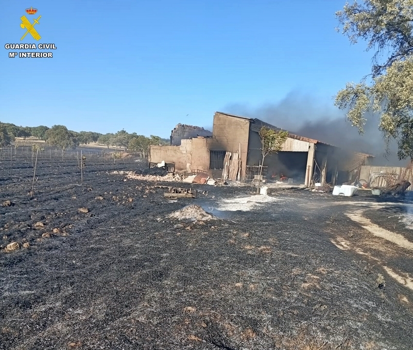 El conductor de un tractor sin ITV que expulsaba carbonillas por el tubo de escape, investigado por el incendio de Badajoz