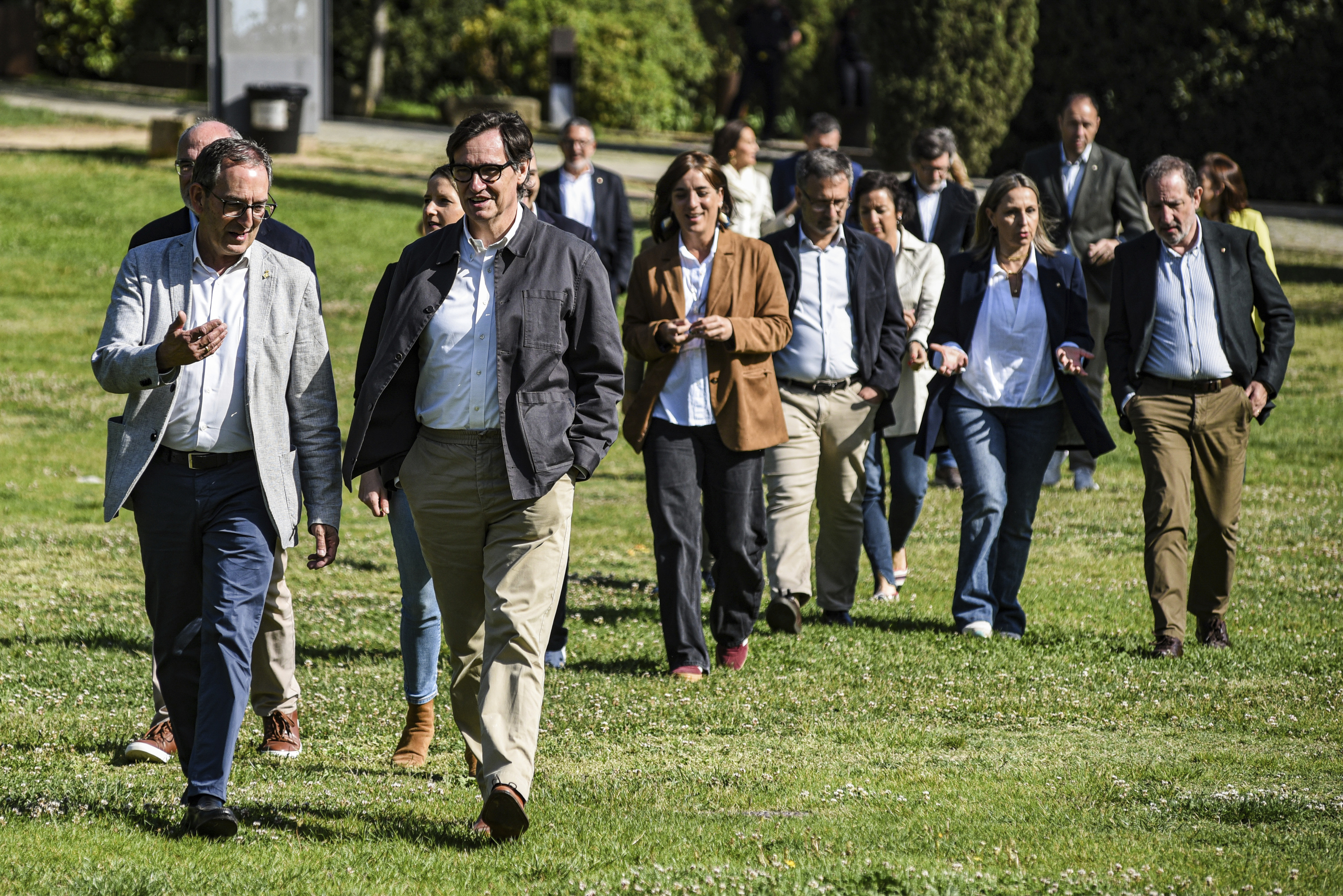 Los 'retiros' de Illa con sus consejeros del Govern le cuestan a Cataluña más de 210.000 euros