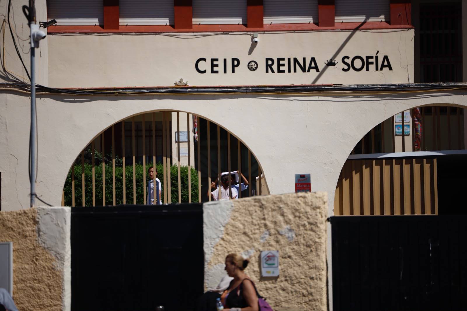 El Gobierno habilita un colegio en Ceuta para que duerman 100 niñas mientras más de 5.000 menores esperan techo en el barrio del Príncipe