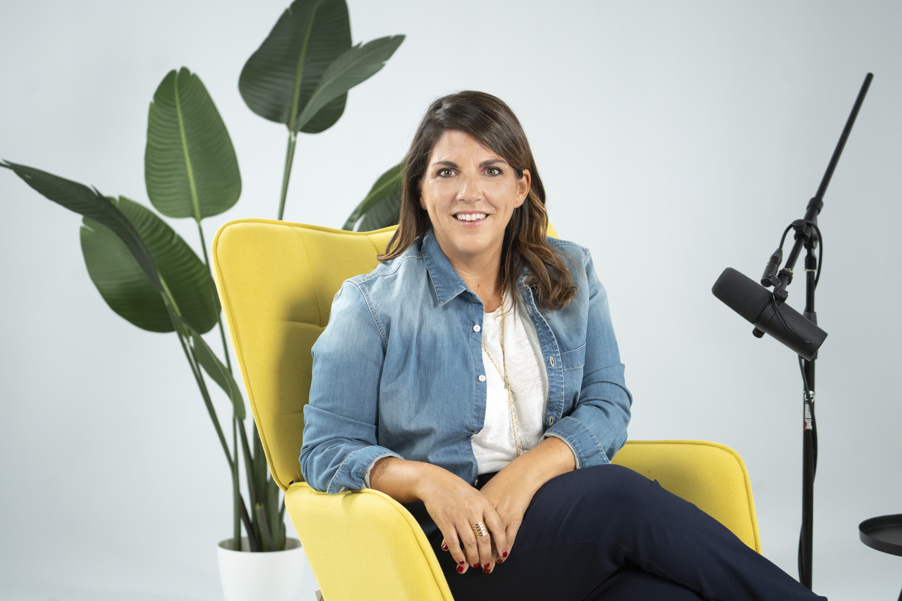 María Gijón, autora de 'Tú puedes dejar tu móvil si sabes cómo': "La mejor herramienta es dejar de usarlo delante de otras personas"