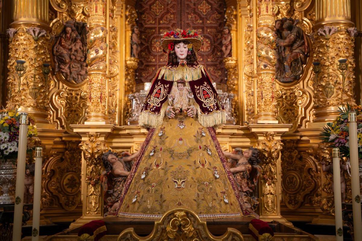 "Nueve ramilletes de amapolas, por los nueve meses que estará en Almonte": la historia oculta tras el nuevo traje de Pastora de la Virgen del Rocío