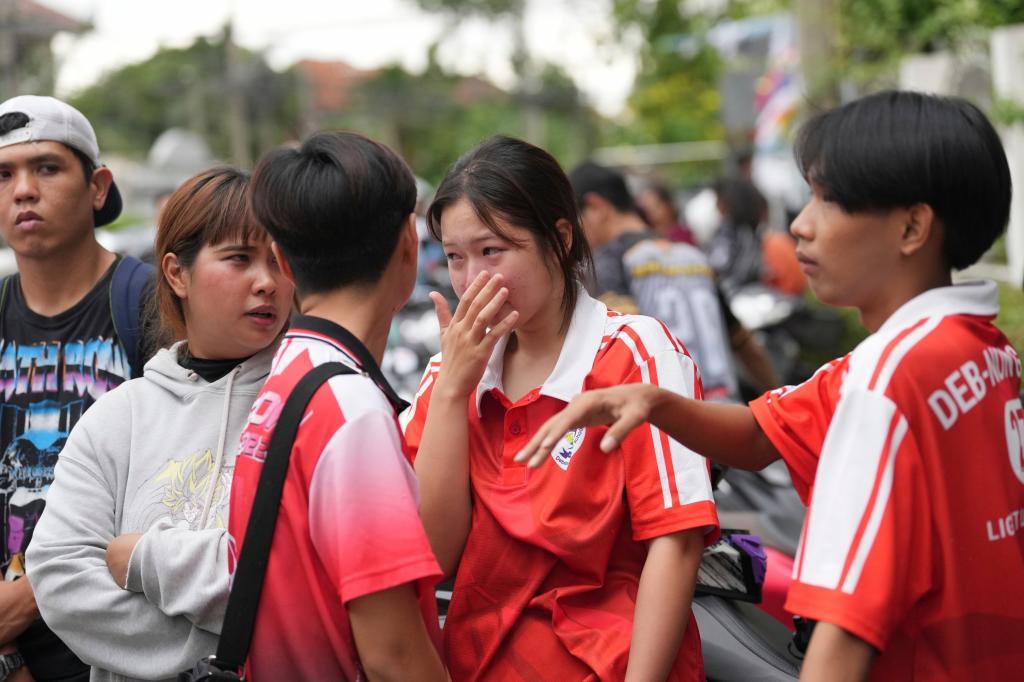 Un estudiante mata a sus abuelos en casa y a otras seis personas en su escuela cerca de Bangkok antes de suicidarse