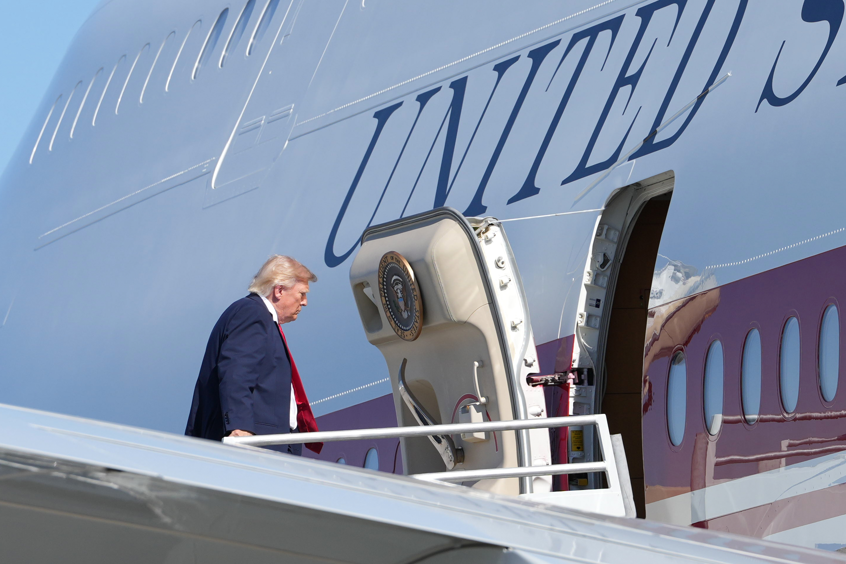 Surge otro problema para el nuevo Air Force One: la falta de ventanillas y de parabrisas