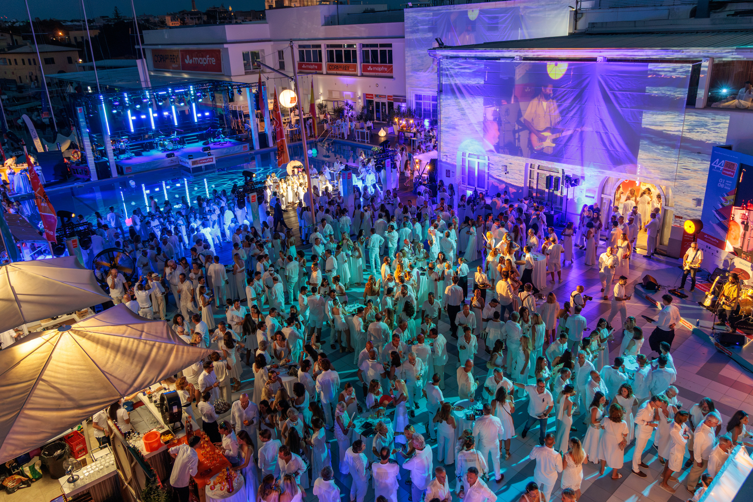 Homenaje a la Roja, 'dress code' blanco y 800 invitados, el Real Club Náutico de Palma celebra la fiesta del verano al son de Nino Bravo