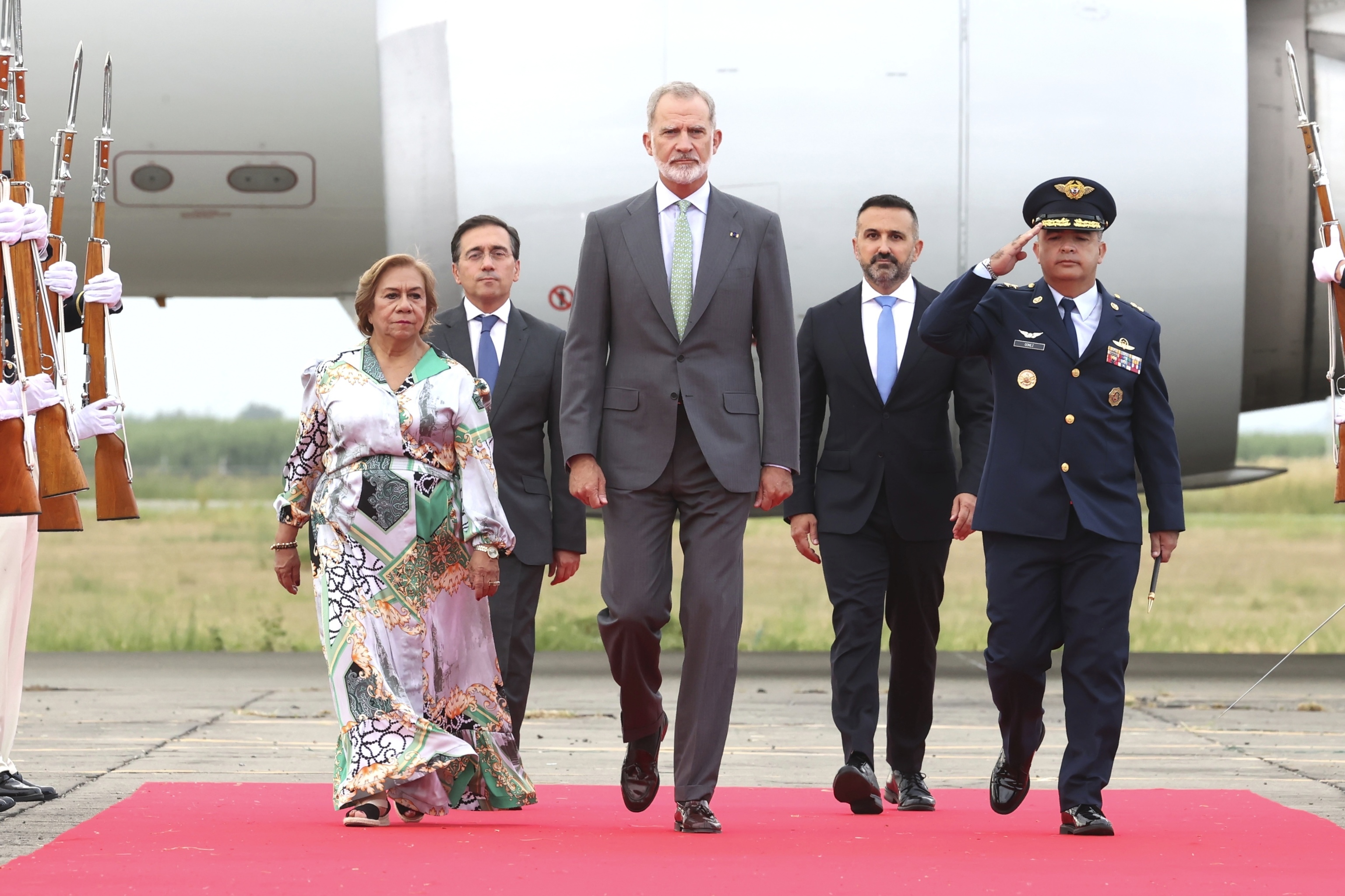 El Rey es recibido, con honores, a su llegada a Colombia para la toma de posesión del presidente Abelardo de la Espriella