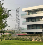 Revuelta vecinal en La Moraleja tras la construcción de una torre eléctrica a 30 metros de las urbanizaciones de lujo: "Creemos que estas ondas pueden repercutir en algún tipo de cáncer"
